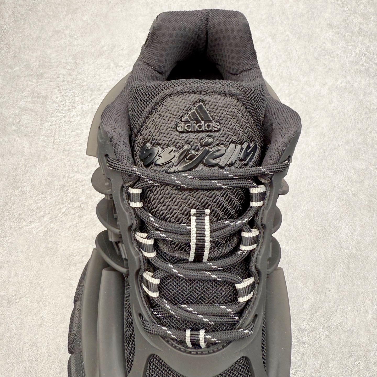 图片[5]-Pharrell x adidas Adistar Jellyfish 低帮水母复古风老爹鞋 Adistar Cushion联名出的这款复古老爹鞋简直是未来科技感十足 以3D风格焕新演绎标志性三条纹 为造型添上点睛之笔 金属质感视觉效果TPU自带哑光反射 非常的细节 最大的亮点无疑是鞋屁股 大块的tpu包裹 让增高的大底不再突兀 更显腿长脚细 尺码：36 36.5 37 38 38.5 39 40 40.5 41 42 42.5 43 44 44.5 45 46 47-选品中心