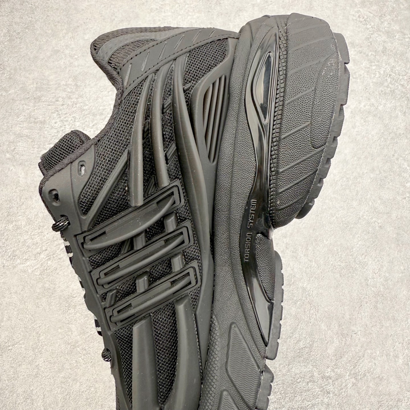 图片[7]-Pharrell x adidas Adistar Jellyfish 低帮水母复古风老爹鞋 Adistar Cushion联名出的这款复古老爹鞋简直是未来科技感十足 以3D风格焕新演绎标志性三条纹 为造型添上点睛之笔 金属质感视觉效果TPU自带哑光反射 非常的细节 最大的亮点无疑是鞋屁股 大块的tpu包裹 让增高的大底不再突兀 更显腿长脚细 尺码：36 36.5 37 38 38.5 39 40 40.5 41 42 42.5 43 44 44.5 45 46 47-选品中心