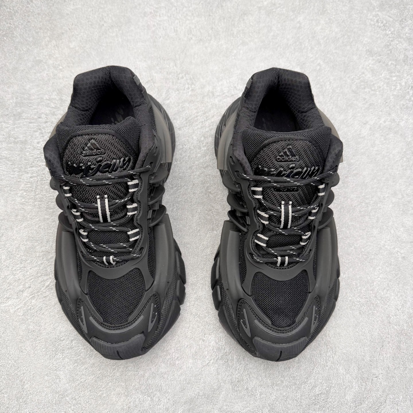 图片[2]-Pharrell x adidas Adistar Jellyfish 低帮水母复古风老爹鞋 Adistar Cushion联名出的这款复古老爹鞋简直是未来科技感十足 以3D风格焕新演绎标志性三条纹 为造型添上点睛之笔 金属质感视觉效果TPU自带哑光反射 非常的细节 最大的亮点无疑是鞋屁股 大块的tpu包裹 让增高的大底不再突兀 更显腿长脚细 尺码：36 36.5 37 38 38.5 39 40 40.5 41 42 42.5 43 44 44.5 45 46 47-选品中心