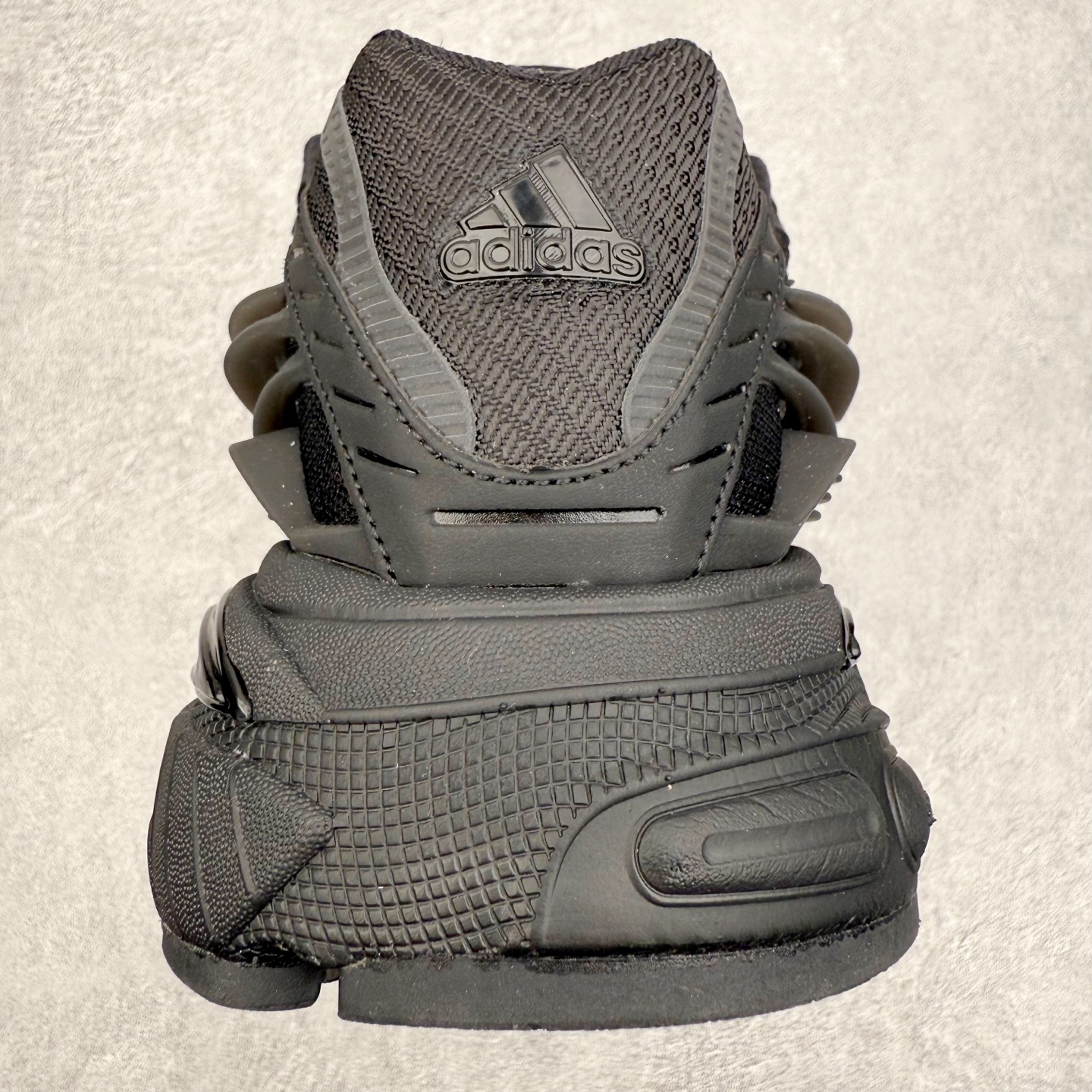 图片[8]-Pharrell x adidas Adistar Jellyfish 低帮水母复古风老爹鞋 Adistar Cushion联名出的这款复古老爹鞋简直是未来科技感十足 以3D风格焕新演绎标志性三条纹 为造型添上点睛之笔 金属质感视觉效果TPU自带哑光反射 非常的细节 最大的亮点无疑是鞋屁股 大块的tpu包裹 让增高的大底不再突兀 更显腿长脚细 尺码：36 36.5 37 38 38.5 39 40 40.5 41 42 42.5 43 44 44.5 45 46 47-选品中心