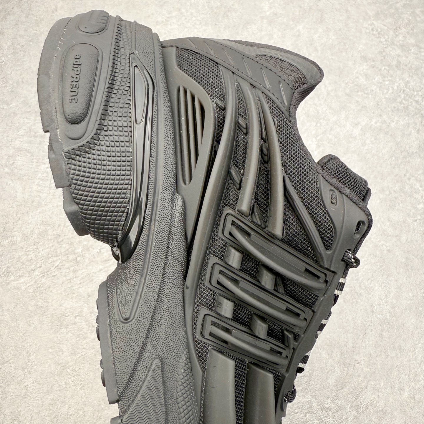 图片[6]-Pharrell x adidas Adistar Jellyfish 低帮水母复古风老爹鞋 Adistar Cushion联名出的这款复古老爹鞋简直是未来科技感十足 以3D风格焕新演绎标志性三条纹 为造型添上点睛之笔 金属质感视觉效果TPU自带哑光反射 非常的细节 最大的亮点无疑是鞋屁股 大块的tpu包裹 让增高的大底不再突兀 更显腿长脚细 尺码：36 36.5 37 38 38.5 39 40 40.5 41 42 42.5 43 44 44.5 45 46 47-选品中心