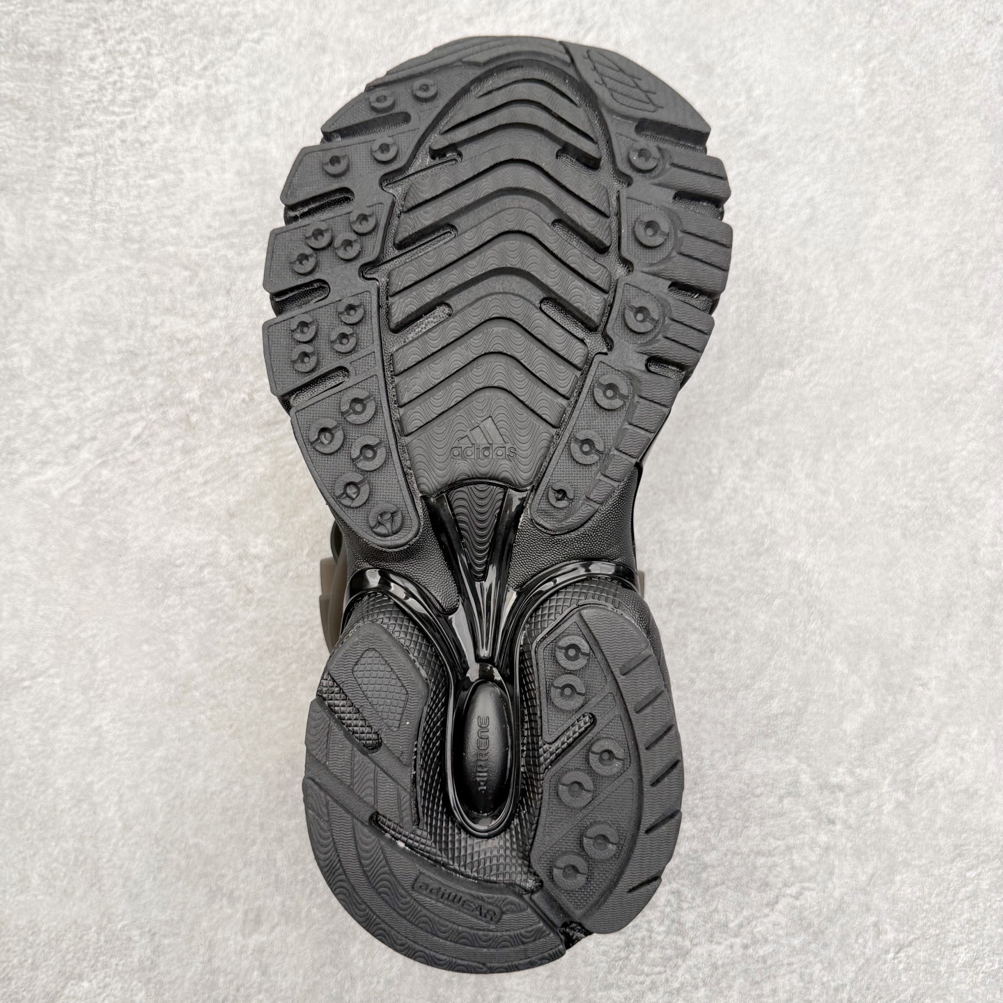 图片[9]-Pharrell x adidas Adistar Jellyfish 低帮水母复古风老爹鞋 Adistar Cushion联名出的这款复古老爹鞋简直是未来科技感十足 以3D风格焕新演绎标志性三条纹 为造型添上点睛之笔 金属质感视觉效果TPU自带哑光反射 非常的细节 最大的亮点无疑是鞋屁股 大块的tpu包裹 让增高的大底不再突兀 更显腿长脚细 尺码：36 36.5 37 38 38.5 39 40 40.5 41 42 42.5 43 44 44.5 45 46 47-选品中心