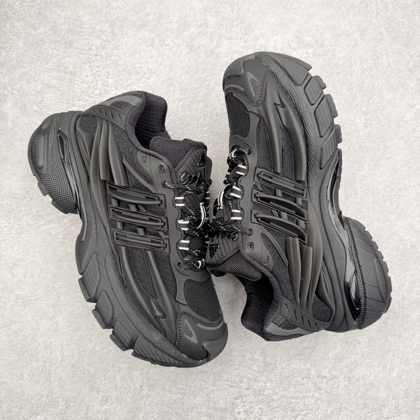 图片[3]-Pharrell x adidas Adistar Jellyfish 低帮水母复古风老爹鞋 Adistar Cushion联名出的这款复古老爹鞋简直是未来科技感十足 以3D风格焕新演绎标志性三条纹 为造型添上点睛之笔 金属质感视觉效果TPU自带哑光反射 非常的细节 最大的亮点无疑是鞋屁股 大块的tpu包裹 让增高的大底不再突兀 更显腿长脚细 尺码：36 36.5 37 38 38.5 39 40 40.5 41 42 42.5 43 44 44.5 45 46 47-选品中心