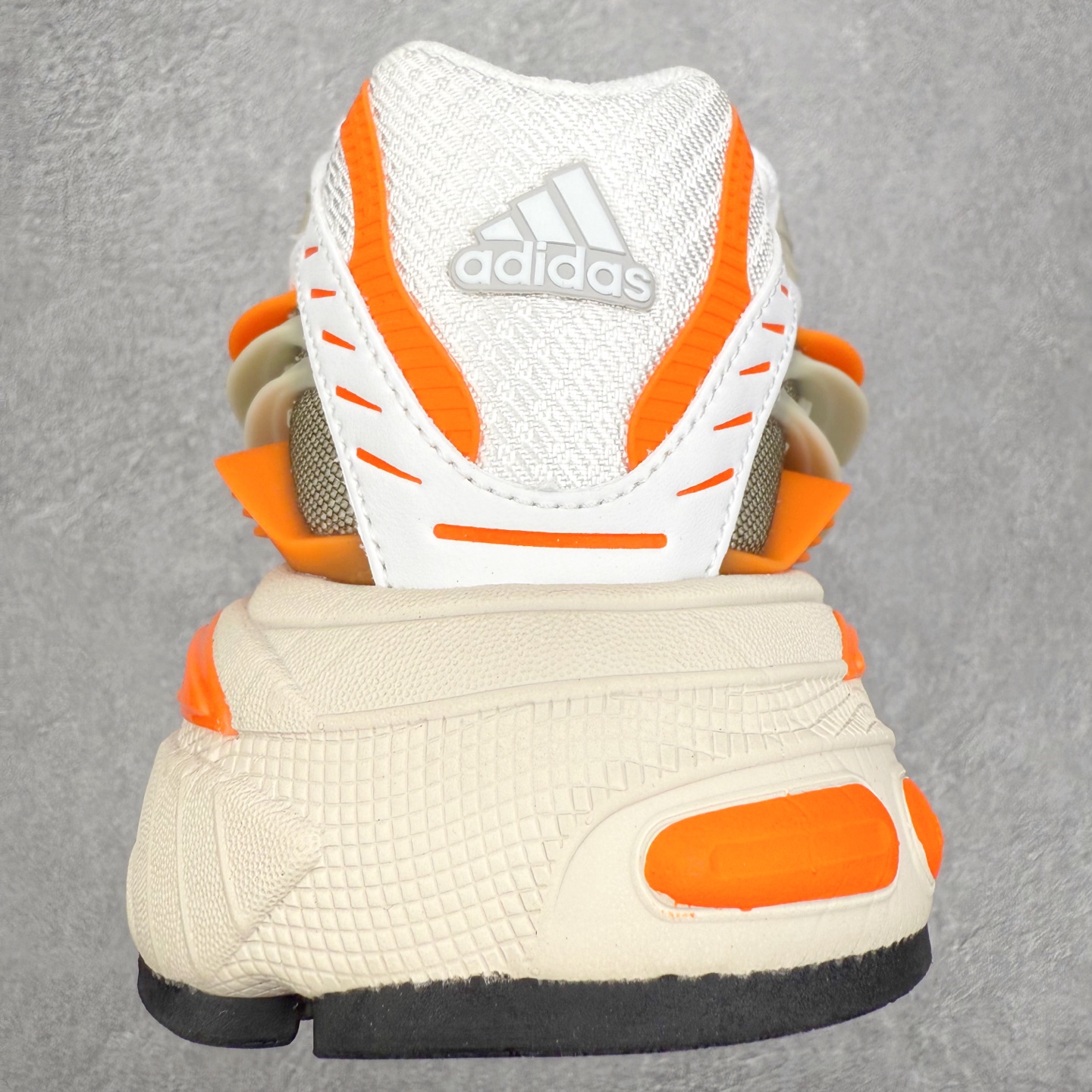 图片[8]-Pharrell x adidas Adistar Jellyfish 低帮水母复古风老爹鞋 Adistar Cushion联名出的这款复古老爹鞋简直是未来科技感十足 以3D风格焕新演绎标志性三条纹 为造型添上点睛之笔 金属质感视觉效果TPU自带哑光反射 非常的细节 最大的亮点无疑是鞋屁股 大块的tpu包裹 让增高的大底不再突兀 更显腿长脚细 尺码：36 36.5 37 38 38.5 39 40 40.5 41 42 42.5 43 44 44.5 45 46 47-选品中心