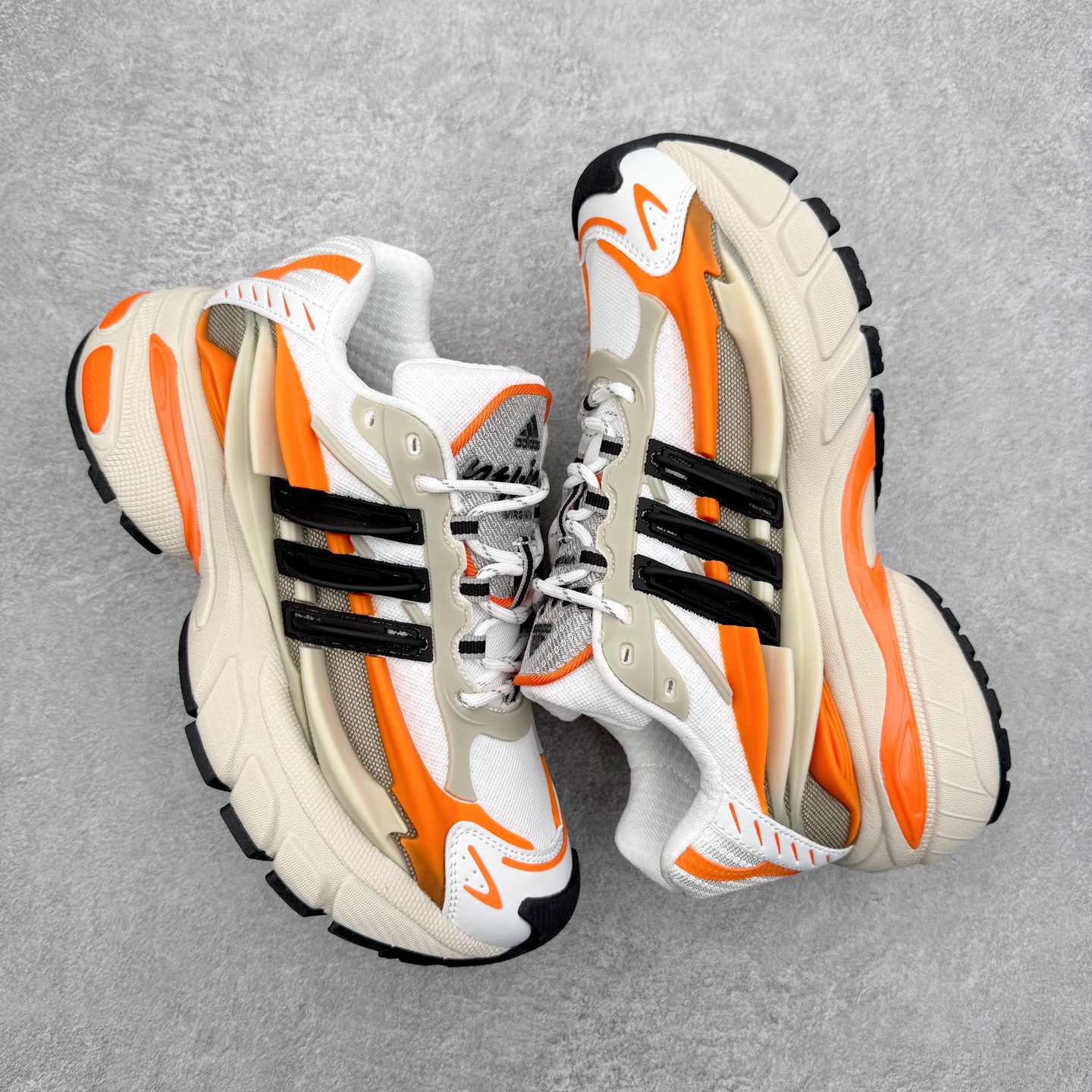 图片[3]-Pharrell x adidas Adistar Jellyfish 低帮水母复古风老爹鞋 Adistar Cushion联名出的这款复古老爹鞋简直是未来科技感十足 以3D风格焕新演绎标志性三条纹 为造型添上点睛之笔 金属质感视觉效果TPU自带哑光反射 非常的细节 最大的亮点无疑是鞋屁股 大块的tpu包裹 让增高的大底不再突兀 更显腿长脚细 尺码：36 36.5 37 38 38.5 39 40 40.5 41 42 42.5 43 44 44.5 45 46 47-选品中心