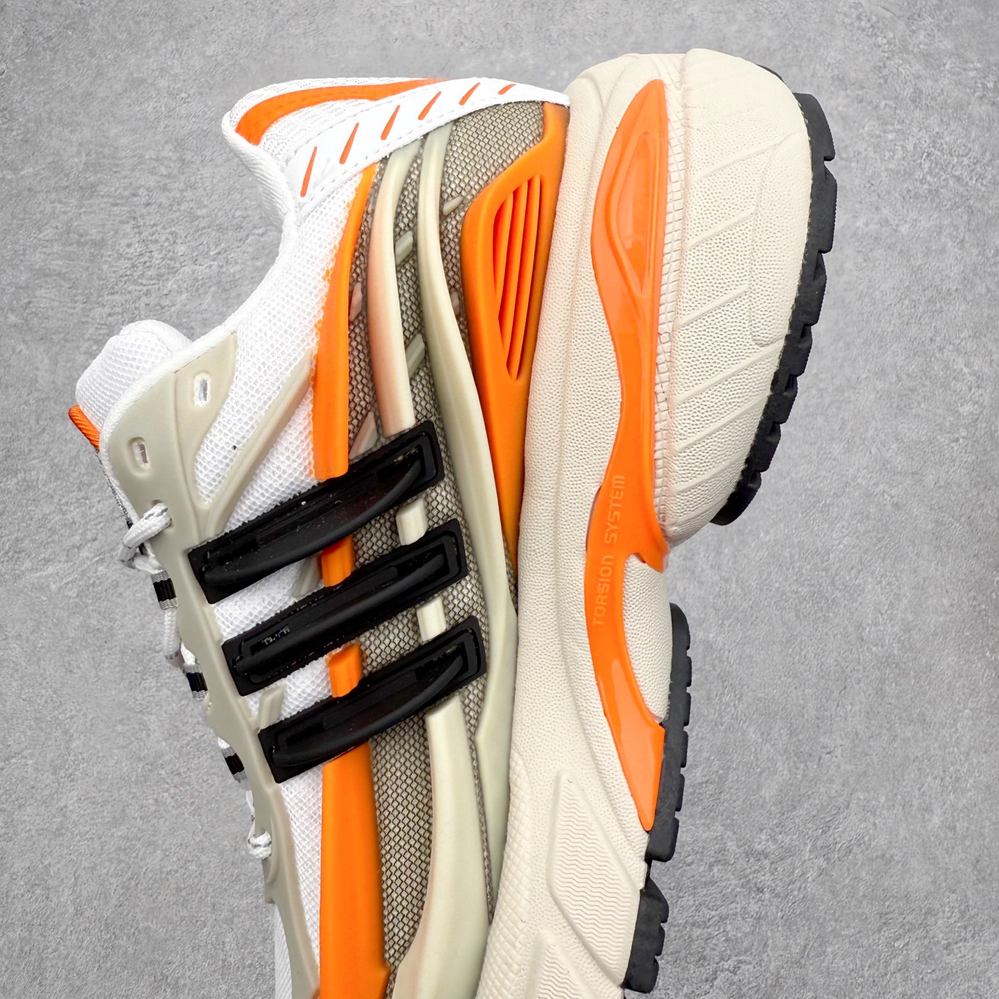 图片[7]-Pharrell x adidas Adistar Jellyfish 低帮水母复古风老爹鞋 Adistar Cushion联名出的这款复古老爹鞋简直是未来科技感十足 以3D风格焕新演绎标志性三条纹 为造型添上点睛之笔 金属质感视觉效果TPU自带哑光反射 非常的细节 最大的亮点无疑是鞋屁股 大块的tpu包裹 让增高的大底不再突兀 更显腿长脚细 尺码：36 36.5 37 38 38.5 39 40 40.5 41 42 42.5 43 44 44.5 45 46 47-选品中心