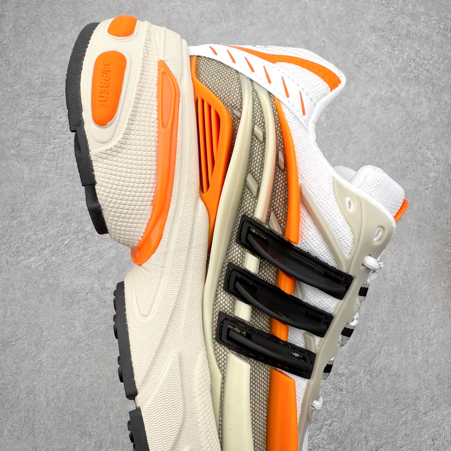 图片[6]-Pharrell x adidas Adistar Jellyfish 低帮水母复古风老爹鞋 Adistar Cushion联名出的这款复古老爹鞋简直是未来科技感十足 以3D风格焕新演绎标志性三条纹 为造型添上点睛之笔 金属质感视觉效果TPU自带哑光反射 非常的细节 最大的亮点无疑是鞋屁股 大块的tpu包裹 让增高的大底不再突兀 更显腿长脚细 尺码：36 36.5 37 38 38.5 39 40 40.5 41 42 42.5 43 44 44.5 45 46 47-选品中心