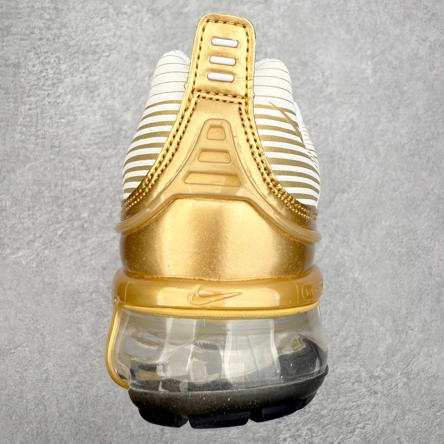 图片[8]-NK Vapormax 360 简约舒适织物低帮气垫休闲跑步鞋 CK9670-101 鞋面依旧延续经典设计，中底则加入了 VaporMax 气垫科技。值得一提的是气垫后跟处带有特殊的支架设计，致敬早期 Air Max 360气垫提高稳定性的后跟支架。实拍调校N版已经零色差零失真 百分百还原实物色彩所见即所得 不存在货不对板色差等低级问题 选购参考实物拍摄 不混卖不参货 只用心做好货严格选品 承诺混一赔十 尺码：36 36.5 37.5 38 38.5 39 40 40.5 41 42 42.5 43 44 44.5 45 46-选品中心