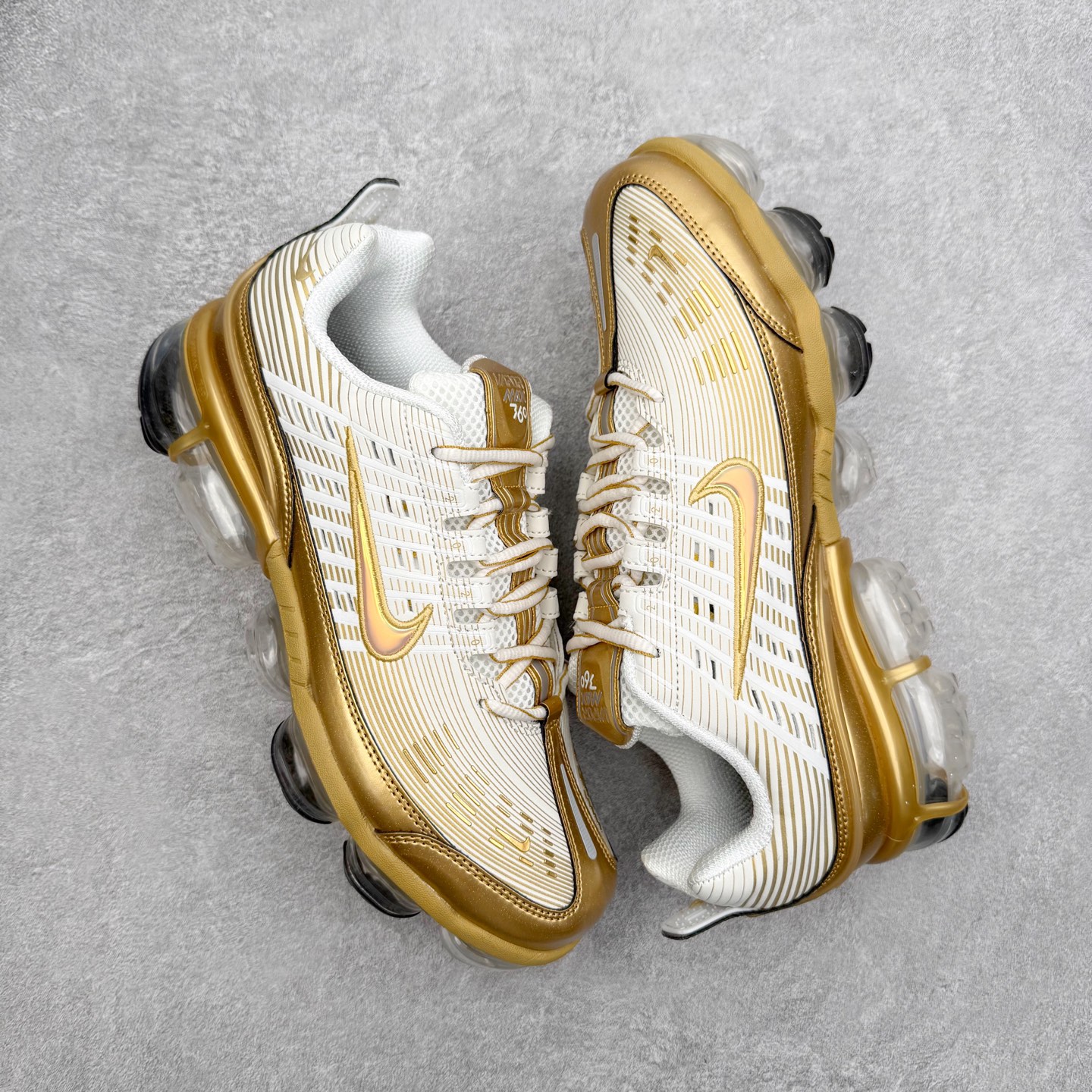 图片[3]-NK Vapormax 360 简约舒适织物低帮气垫休闲跑步鞋 CK9670-101 鞋面依旧延续经典设计，中底则加入了 VaporMax 气垫科技。值得一提的是气垫后跟处带有特殊的支架设计，致敬早期 Air Max 360气垫提高稳定性的后跟支架。实拍调校N版已经零色差零失真 百分百还原实物色彩所见即所得 不存在货不对板色差等低级问题 选购参考实物拍摄 不混卖不参货 只用心做好货严格选品 承诺混一赔十 尺码：36 36.5 37.5 38 38.5 39 40 40.5 41 42 42.5 43 44 44.5 45 46-选品中心