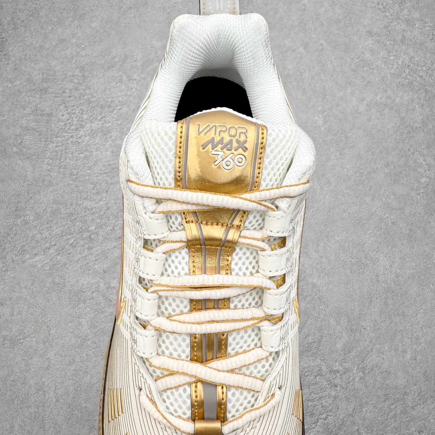 图片[5]-NK Vapormax 360 简约舒适织物低帮气垫休闲跑步鞋 CK9670-101 鞋面依旧延续经典设计，中底则加入了 VaporMax 气垫科技。值得一提的是气垫后跟处带有特殊的支架设计，致敬早期 Air Max 360气垫提高稳定性的后跟支架。实拍调校N版已经零色差零失真 百分百还原实物色彩所见即所得 不存在货不对板色差等低级问题 选购参考实物拍摄 不混卖不参货 只用心做好货严格选品 承诺混一赔十 尺码：36 36.5 37.5 38 38.5 39 40 40.5 41 42 42.5 43 44 44.5 45 46-选品中心