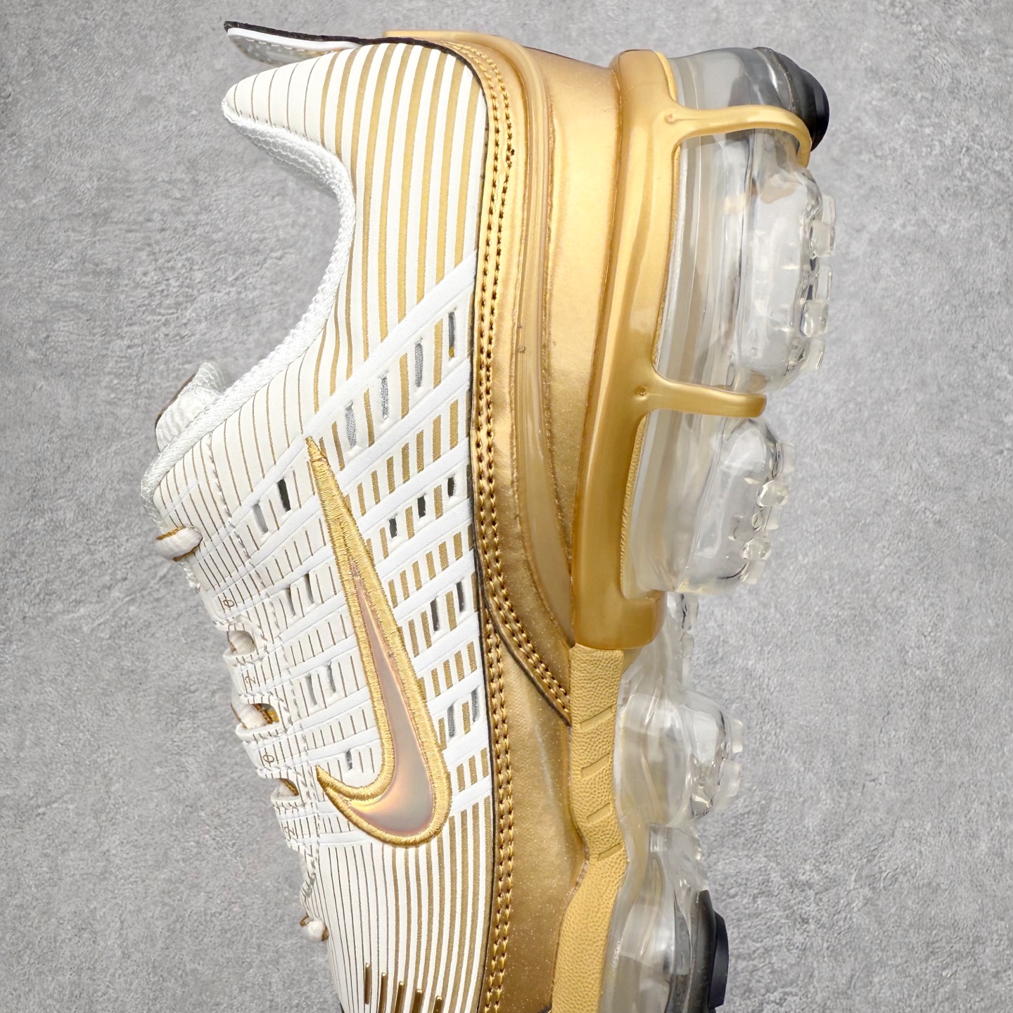 图片[7]-NK Vapormax 360 简约舒适织物低帮气垫休闲跑步鞋 CK9670-101 鞋面依旧延续经典设计，中底则加入了 VaporMax 气垫科技。值得一提的是气垫后跟处带有特殊的支架设计，致敬早期 Air Max 360气垫提高稳定性的后跟支架。实拍调校N版已经零色差零失真 百分百还原实物色彩所见即所得 不存在货不对板色差等低级问题 选购参考实物拍摄 不混卖不参货 只用心做好货严格选品 承诺混一赔十 尺码：36 36.5 37.5 38 38.5 39 40 40.5 41 42 42.5 43 44 44.5 45 46-选品中心