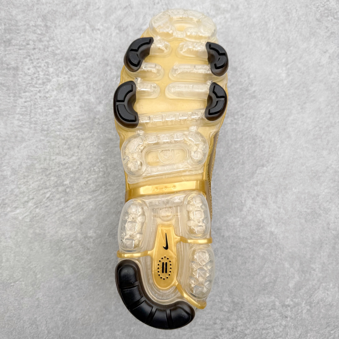 图片[9]-NK Vapormax 360 简约舒适织物低帮气垫休闲跑步鞋 CK9670-101 鞋面依旧延续经典设计，中底则加入了 VaporMax 气垫科技。值得一提的是气垫后跟处带有特殊的支架设计，致敬早期 Air Max 360气垫提高稳定性的后跟支架。实拍调校N版已经零色差零失真 百分百还原实物色彩所见即所得 不存在货不对板色差等低级问题 选购参考实物拍摄 不混卖不参货 只用心做好货严格选品 承诺混一赔十 尺码：36 36.5 37.5 38 38.5 39 40 40.5 41 42 42.5 43 44 44.5 45 46-选品中心