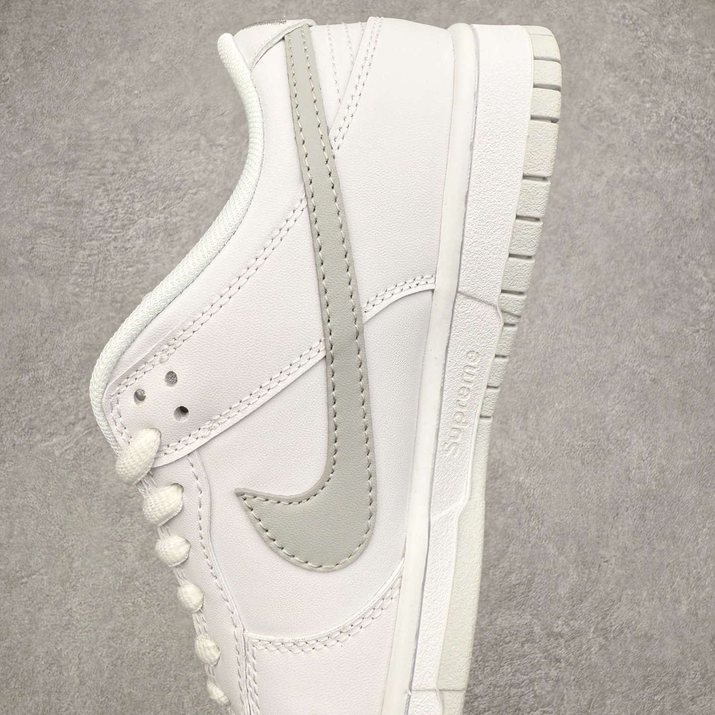 图片[7]-＃F版 NK SB Dunk Low HQ8487-100 极限压缩利润空间 超乎所想的高性价比 用料绝不含糊 原盒原配 正确耐磨橡胶大底 超高清洁度 全鞋零毛边皮料切割 全套原楦原模倾力打造完美版型 尺码：36 36.5 37.5 38 38.5 39 40 40.5 41 42 42.5 43 44 44.5 45 46 47.5-选品中心