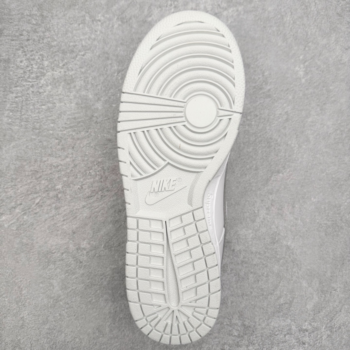 图片[9]-＃F版 NK SB Dunk Low HQ8487-100 极限压缩利润空间 超乎所想的高性价比 用料绝不含糊 原盒原配 正确耐磨橡胶大底 超高清洁度 全鞋零毛边皮料切割 全套原楦原模倾力打造完美版型 尺码：36 36.5 37.5 38 38.5 39 40 40.5 41 42 42.5 43 44 44.5 45 46 47.5-选品中心