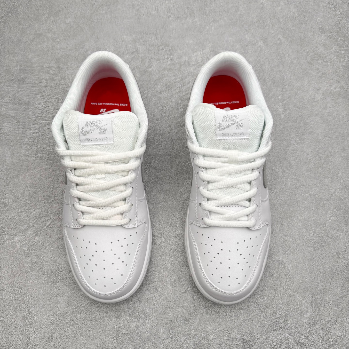 图片[2]-＃F版 NK SB Dunk Low HQ8487-100 极限压缩利润空间 超乎所想的高性价比 用料绝不含糊 原盒原配 正确耐磨橡胶大底 超高清洁度 全鞋零毛边皮料切割 全套原楦原模倾力打造完美版型 尺码：36 36.5 37.5 38 38.5 39 40 40.5 41 42 42.5 43 44 44.5 45 46 47.5-选品中心