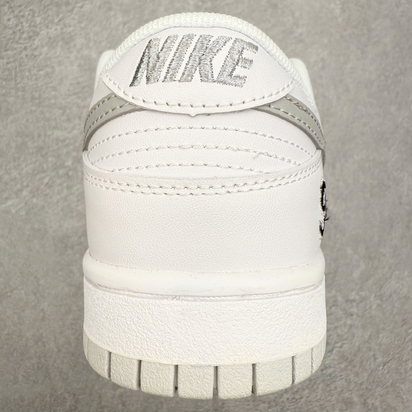 图片[8]-＃F版 NK SB Dunk Low HQ8487-100 极限压缩利润空间 超乎所想的高性价比 用料绝不含糊 原盒原配 正确耐磨橡胶大底 超高清洁度 全鞋零毛边皮料切割 全套原楦原模倾力打造完美版型 尺码：36 36.5 37.5 38 38.5 39 40 40.5 41 42 42.5 43 44 44.5 45 46 47.5-选品中心