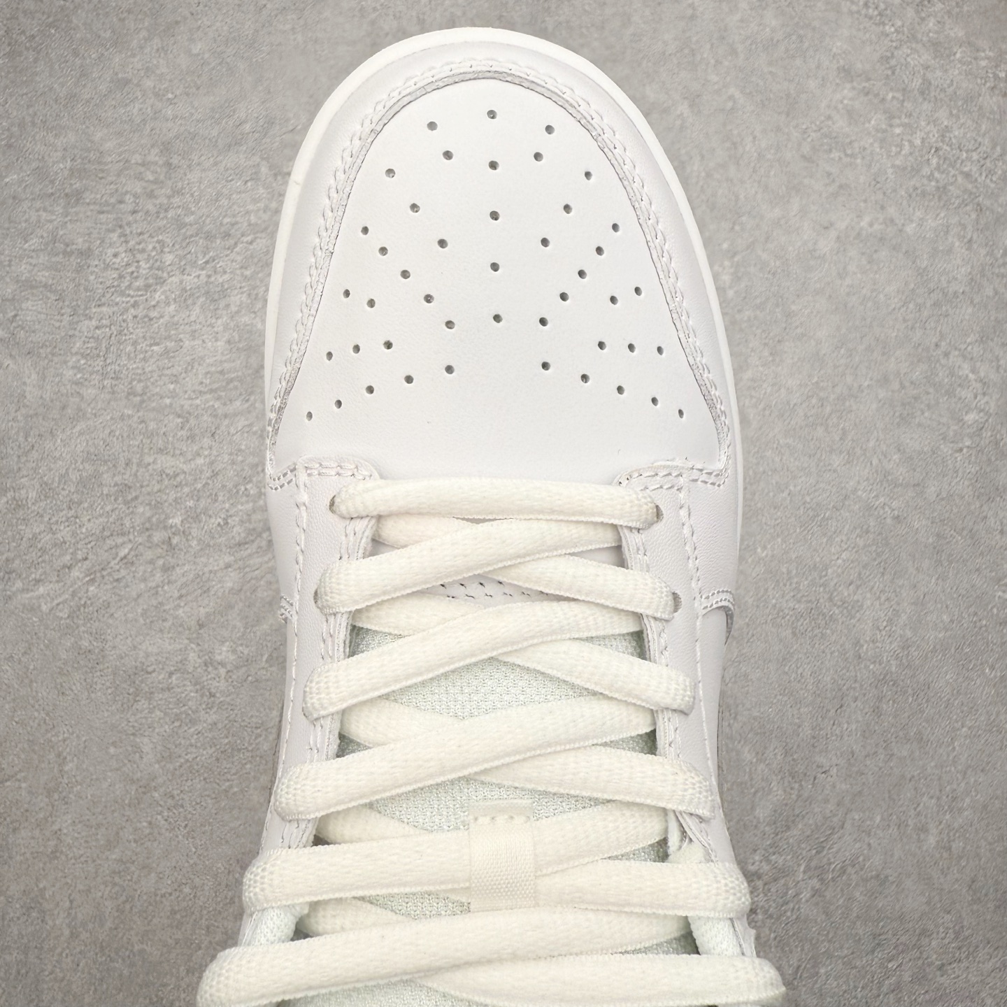 图片[4]-＃F版 NK SB Dunk Low HQ8487-100 极限压缩利润空间 超乎所想的高性价比 用料绝不含糊 原盒原配 正确耐磨橡胶大底 超高清洁度 全鞋零毛边皮料切割 全套原楦原模倾力打造完美版型 尺码：36 36.5 37.5 38 38.5 39 40 40.5 41 42 42.5 43 44 44.5 45 46 47.5-选品中心