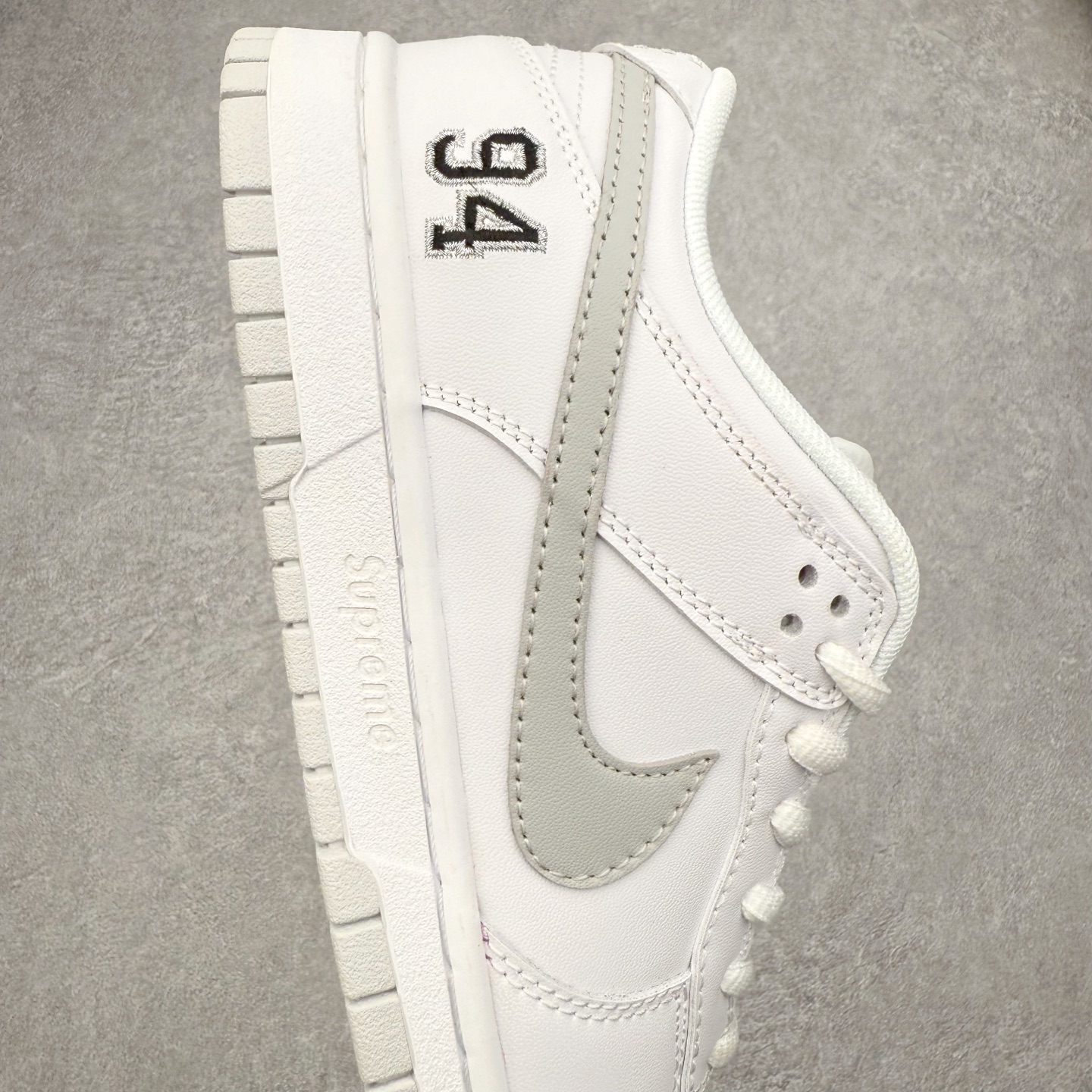 图片[6]-＃F版 NK SB Dunk Low HQ8487-100 极限压缩利润空间 超乎所想的高性价比 用料绝不含糊 原盒原配 正确耐磨橡胶大底 超高清洁度 全鞋零毛边皮料切割 全套原楦原模倾力打造完美版型 尺码：36 36.5 37.5 38 38.5 39 40 40.5 41 42 42.5 43 44 44.5 45 46 47.5-选品中心