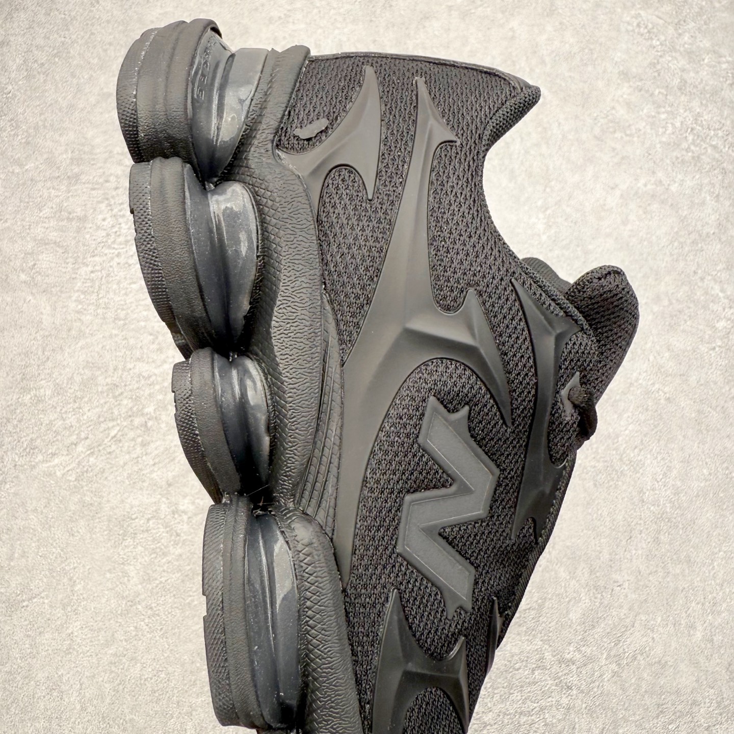 图片[6]-New Balance NB2000 舒适百搭防滑耐磨低帮 休闲跑步鞋 New Balance 在近两年的球鞋市场屡出奇招，在经典鞋型保持进一步增长的同时，推出的每一款新鞋型也都有傲人的战绩。在 327、9060 等鞋型获得成功之后，今天 New Balance 家族又迎来了新鲜血液的注入。这双 New Balance 2000 依然是融合了新旧元素的跑鞋造型，命名为 2000，或许是它的设计理念有着 Y2K 的血统。最大的亮点，在于这双鞋的中底。外侧以五个 ABZORB 单元，带来极具辨识度和冲击力的视觉效果，让这双鞋在外观和脚感方面都颇具吸引力。尺码：36 37 37.5 38 38.5 39 40 40.5 41 42 42.5 43 44 45 46-选品中心