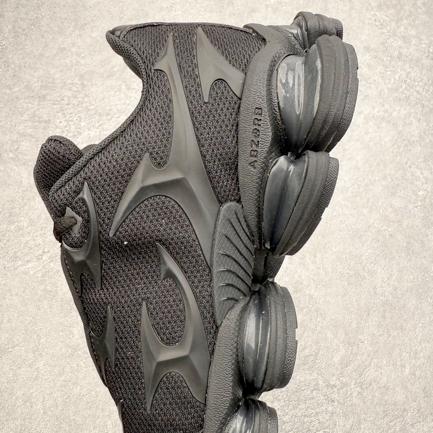 图片[7]-New Balance NB2000 舒适百搭防滑耐磨低帮 休闲跑步鞋 New Balance 在近两年的球鞋市场屡出奇招，在经典鞋型保持进一步增长的同时，推出的每一款新鞋型也都有傲人的战绩。在 327、9060 等鞋型获得成功之后，今天 New Balance 家族又迎来了新鲜血液的注入。这双 New Balance 2000 依然是融合了新旧元素的跑鞋造型，命名为 2000，或许是它的设计理念有着 Y2K 的血统。最大的亮点，在于这双鞋的中底。外侧以五个 ABZORB 单元，带来极具辨识度和冲击力的视觉效果，让这双鞋在外观和脚感方面都颇具吸引力。尺码：36 37 37.5 38 38.5 39 40 40.5 41 42 42.5 43 44 45 46-选品中心