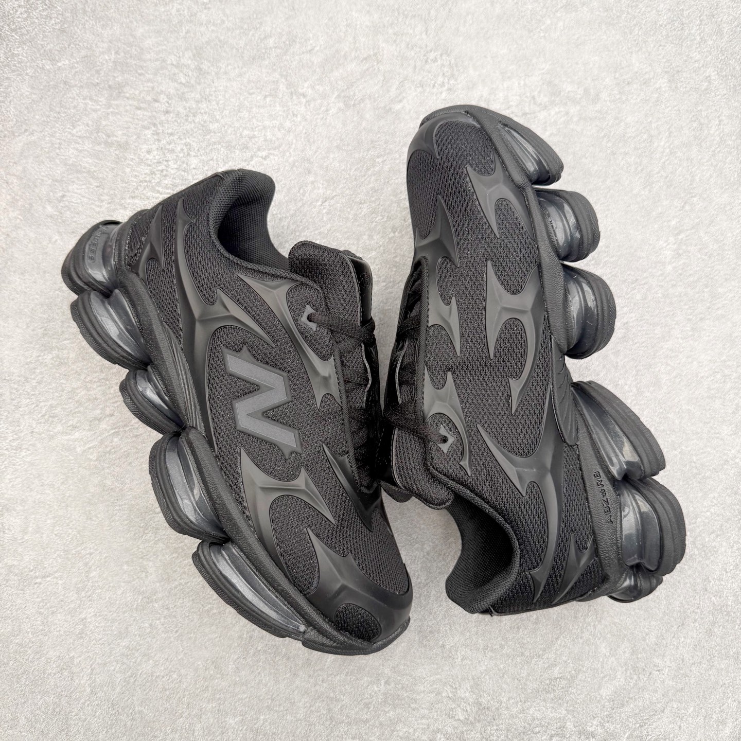 图片[3]-New Balance NB2000 舒适百搭防滑耐磨低帮 休闲跑步鞋 New Balance 在近两年的球鞋市场屡出奇招，在经典鞋型保持进一步增长的同时，推出的每一款新鞋型也都有傲人的战绩。在 327、9060 等鞋型获得成功之后，今天 New Balance 家族又迎来了新鲜血液的注入。这双 New Balance 2000 依然是融合了新旧元素的跑鞋造型，命名为 2000，或许是它的设计理念有着 Y2K 的血统。最大的亮点，在于这双鞋的中底。外侧以五个 ABZORB 单元，带来极具辨识度和冲击力的视觉效果，让这双鞋在外观和脚感方面都颇具吸引力。尺码：36 37 37.5 38 38.5 39 40 40.5 41 42 42.5 43 44 45 46-选品中心