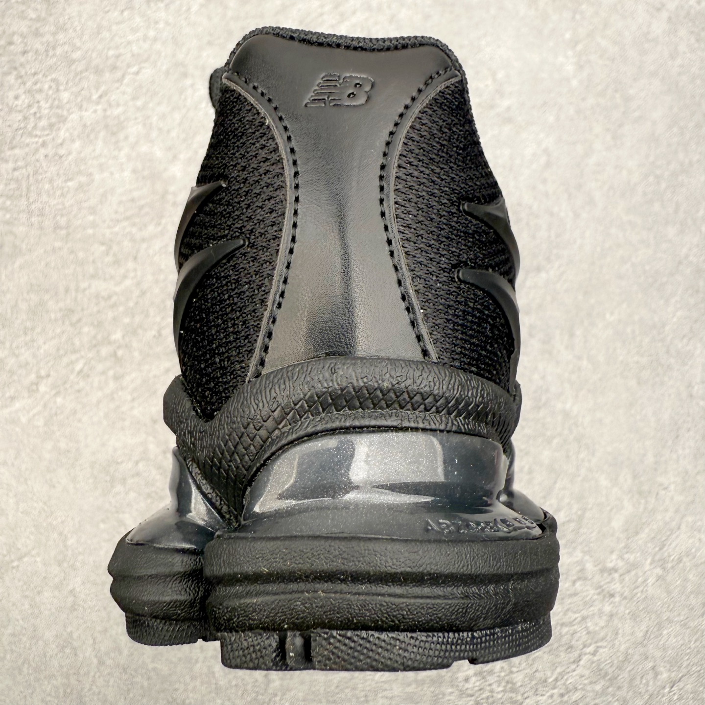 图片[8]-New Balance NB2000 舒适百搭防滑耐磨低帮 休闲跑步鞋 New Balance 在近两年的球鞋市场屡出奇招，在经典鞋型保持进一步增长的同时，推出的每一款新鞋型也都有傲人的战绩。在 327、9060 等鞋型获得成功之后，今天 New Balance 家族又迎来了新鲜血液的注入。这双 New Balance 2000 依然是融合了新旧元素的跑鞋造型，命名为 2000，或许是它的设计理念有着 Y2K 的血统。最大的亮点，在于这双鞋的中底。外侧以五个 ABZORB 单元，带来极具辨识度和冲击力的视觉效果，让这双鞋在外观和脚感方面都颇具吸引力。尺码：36 37 37.5 38 38.5 39 40 40.5 41 42 42.5 43 44 45 46-选品中心