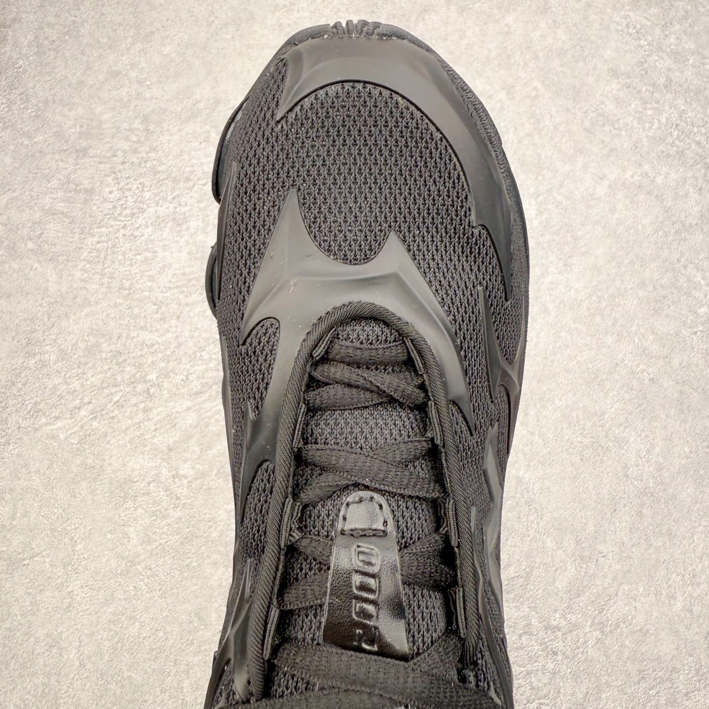 图片[4]-New Balance NB2000 舒适百搭防滑耐磨低帮 休闲跑步鞋 New Balance 在近两年的球鞋市场屡出奇招，在经典鞋型保持进一步增长的同时，推出的每一款新鞋型也都有傲人的战绩。在 327、9060 等鞋型获得成功之后，今天 New Balance 家族又迎来了新鲜血液的注入。这双 New Balance 2000 依然是融合了新旧元素的跑鞋造型，命名为 2000，或许是它的设计理念有着 Y2K 的血统。最大的亮点，在于这双鞋的中底。外侧以五个 ABZORB 单元，带来极具辨识度和冲击力的视觉效果，让这双鞋在外观和脚感方面都颇具吸引力。尺码：36 37 37.5 38 38.5 39 40 40.5 41 42 42.5 43 44 45 46-选品中心