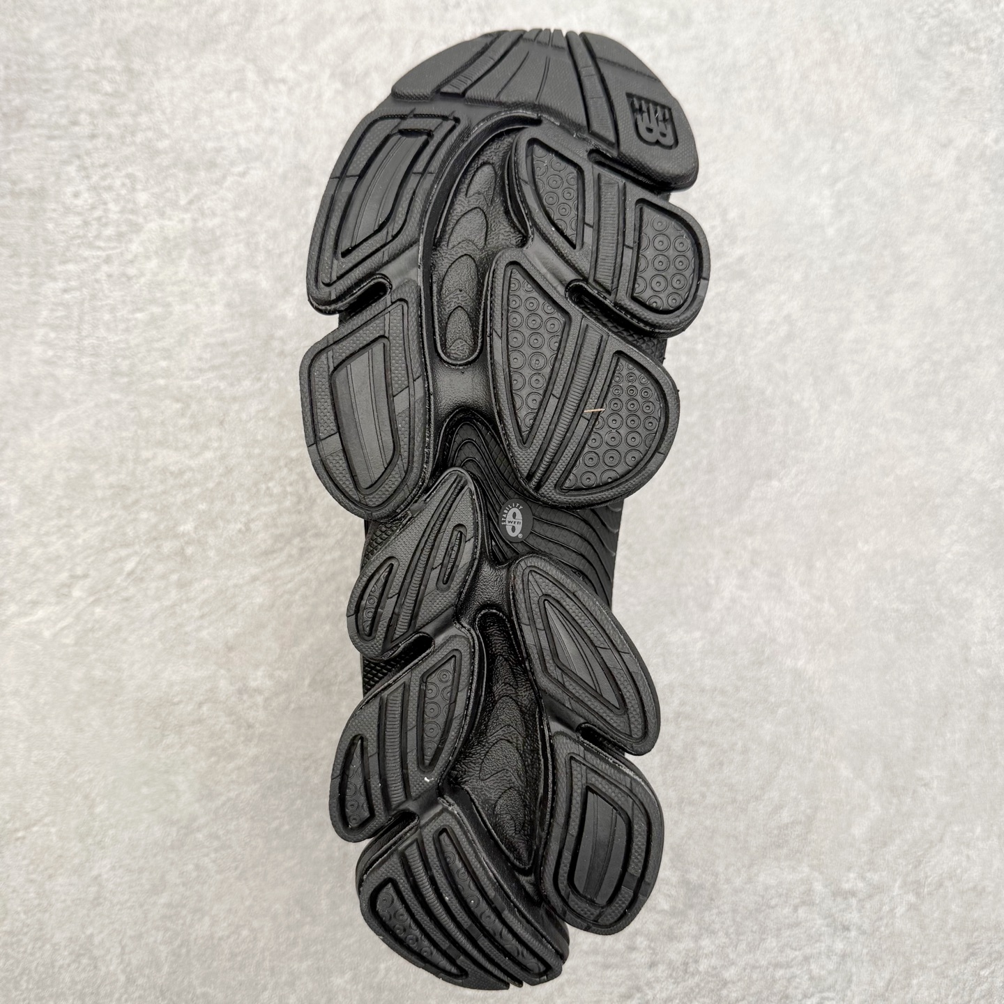 图片[9]-New Balance NB2000 舒适百搭防滑耐磨低帮 休闲跑步鞋 New Balance 在近两年的球鞋市场屡出奇招，在经典鞋型保持进一步增长的同时，推出的每一款新鞋型也都有傲人的战绩。在 327、9060 等鞋型获得成功之后，今天 New Balance 家族又迎来了新鲜血液的注入。这双 New Balance 2000 依然是融合了新旧元素的跑鞋造型，命名为 2000，或许是它的设计理念有着 Y2K 的血统。最大的亮点，在于这双鞋的中底。外侧以五个 ABZORB 单元，带来极具辨识度和冲击力的视觉效果，让这双鞋在外观和脚感方面都颇具吸引力。尺码：36 37 37.5 38 38.5 39 40 40.5 41 42 42.5 43 44 45 46-选品中心