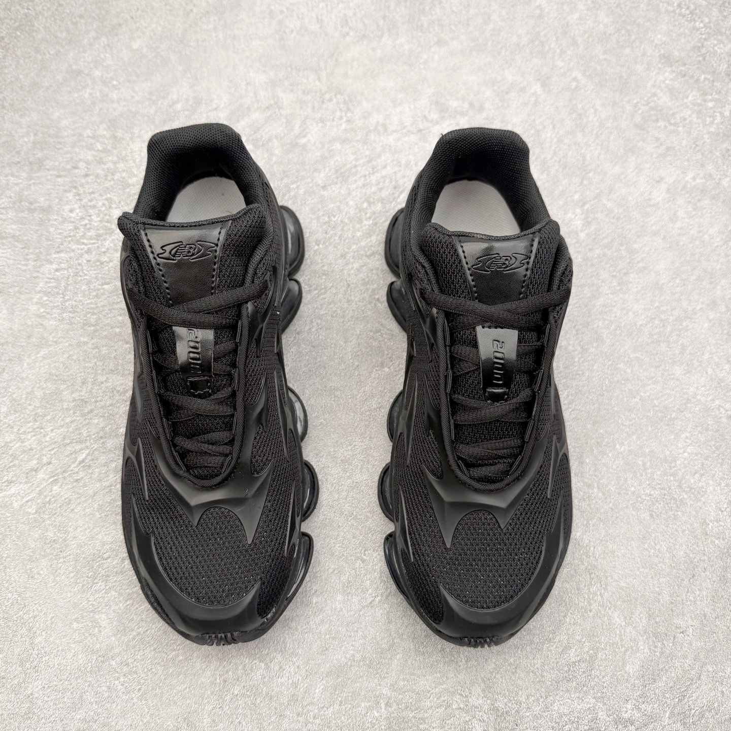 图片[2]-New Balance NB2000 舒适百搭防滑耐磨低帮 休闲跑步鞋 New Balance 在近两年的球鞋市场屡出奇招，在经典鞋型保持进一步增长的同时，推出的每一款新鞋型也都有傲人的战绩。在 327、9060 等鞋型获得成功之后，今天 New Balance 家族又迎来了新鲜血液的注入。这双 New Balance 2000 依然是融合了新旧元素的跑鞋造型，命名为 2000，或许是它的设计理念有着 Y2K 的血统。最大的亮点，在于这双鞋的中底。外侧以五个 ABZORB 单元，带来极具辨识度和冲击力的视觉效果，让这双鞋在外观和脚感方面都颇具吸引力。尺码：36 37 37.5 38 38.5 39 40 40.5 41 42 42.5 43 44 45 46-选品中心