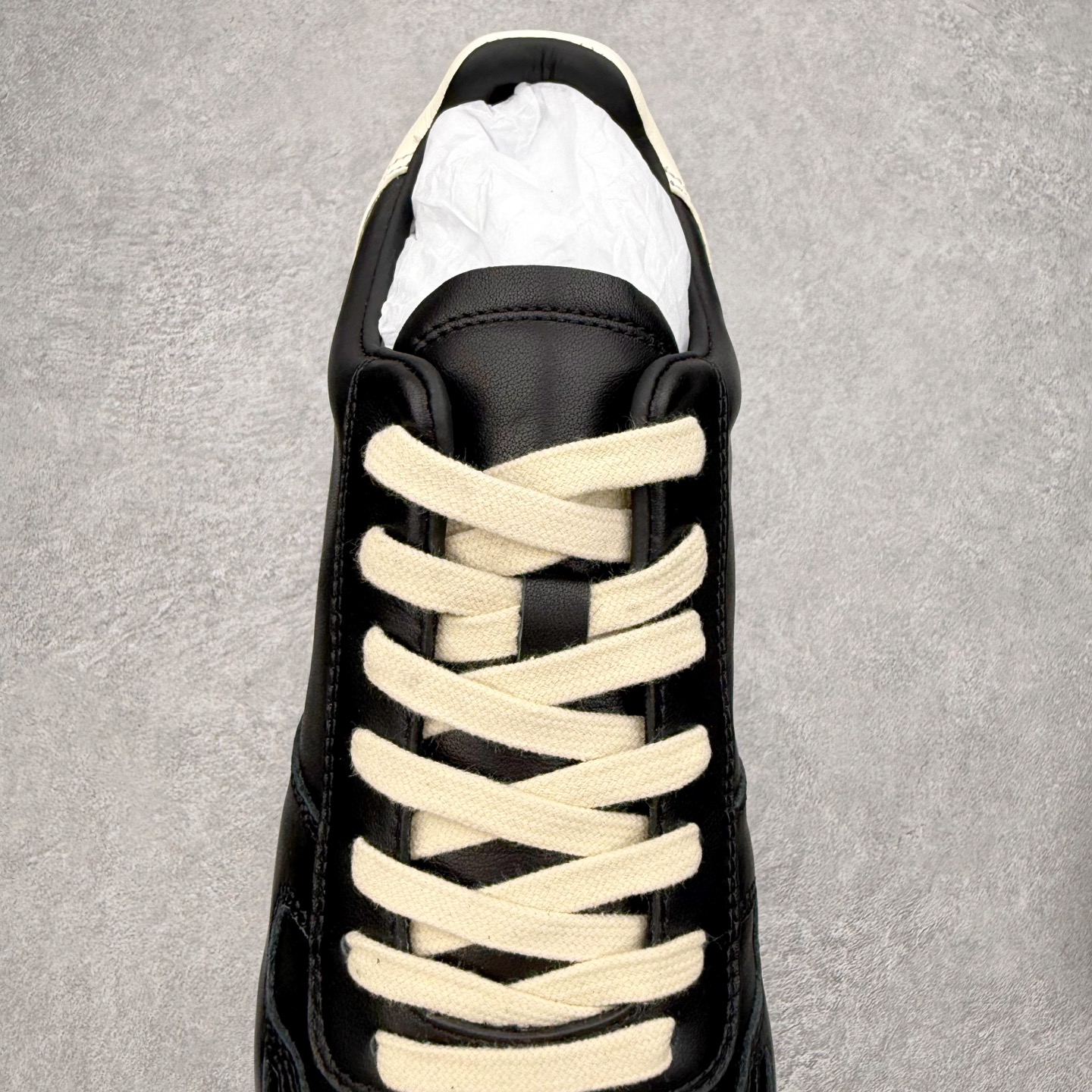 图片[5]-＃GD广顶 RICK OWENS/RO Minimal Sneak 瑞克欧文斯小牛绒面革 圆头系带低帮生活休闲鞋 在纸样剪裁学校学习了两年之后，来自加利福尼亚南部的 RickOwens 开启了自己的设计生涯，他的修身皮夹克和做日针织衫在这些社区备受推崇。2001年，Owens 将其品牌的生产转移到意大利，然后又迁至巴黎。在 Michele Lamy 的强势入驻下，他的系列设计融汇了野兽派设计的经典元素和苦行僧式的部落主义文化。不对称长袍、短裤和长裤、瘦长T恤和 Owens 的标志性 Geobasket 运动鞋，以及与 adidas 经常推出的合作系列，呈现出一种强烈的阳刚之气、未来主义、适于僧侣而又世俗的气质。尺码：39 40 41 42 43 44 45-选品中心