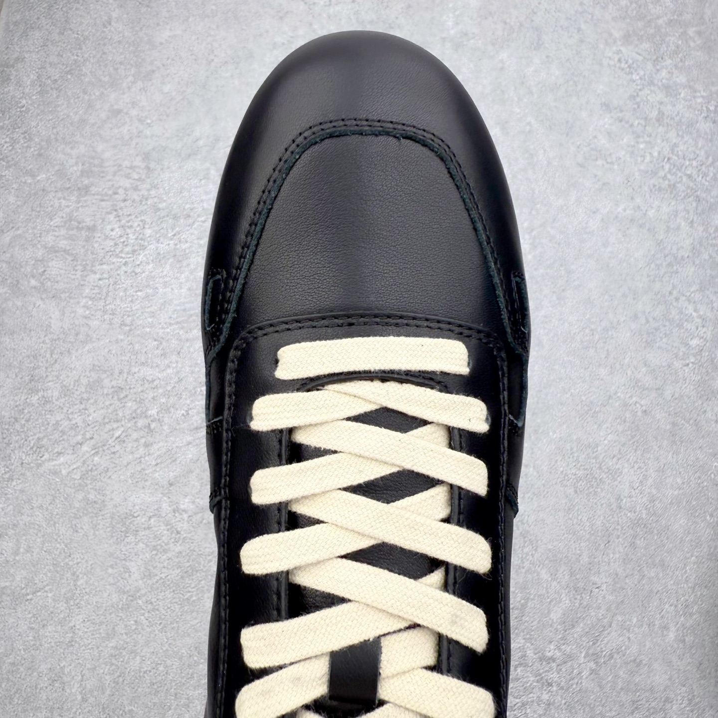 图片[4]-＃GD广顶 RICK OWENS/RO Minimal Sneak 瑞克欧文斯小牛绒面革 圆头系带低帮生活休闲鞋 在纸样剪裁学校学习了两年之后，来自加利福尼亚南部的 RickOwens 开启了自己的设计生涯，他的修身皮夹克和做日针织衫在这些社区备受推崇。2001年，Owens 将其品牌的生产转移到意大利，然后又迁至巴黎。在 Michele Lamy 的强势入驻下，他的系列设计融汇了野兽派设计的经典元素和苦行僧式的部落主义文化。不对称长袍、短裤和长裤、瘦长T恤和 Owens 的标志性 Geobasket 运动鞋，以及与 adidas 经常推出的合作系列，呈现出一种强烈的阳刚之气、未来主义、适于僧侣而又世俗的气质。尺码：39 40 41 42 43 44 45-选品中心