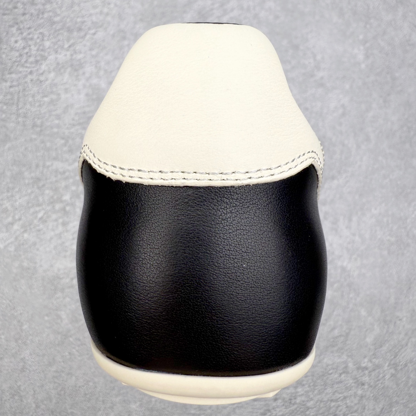 图片[8]-＃GD广顶 RICK OWENS/RO Minimal Sneak 瑞克欧文斯小牛绒面革 圆头系带低帮生活休闲鞋 在纸样剪裁学校学习了两年之后，来自加利福尼亚南部的 RickOwens 开启了自己的设计生涯，他的修身皮夹克和做日针织衫在这些社区备受推崇。2001年，Owens 将其品牌的生产转移到意大利，然后又迁至巴黎。在 Michele Lamy 的强势入驻下，他的系列设计融汇了野兽派设计的经典元素和苦行僧式的部落主义文化。不对称长袍、短裤和长裤、瘦长T恤和 Owens 的标志性 Geobasket 运动鞋，以及与 adidas 经常推出的合作系列，呈现出一种强烈的阳刚之气、未来主义、适于僧侣而又世俗的气质。尺码：39 40 41 42 43 44 45-选品中心