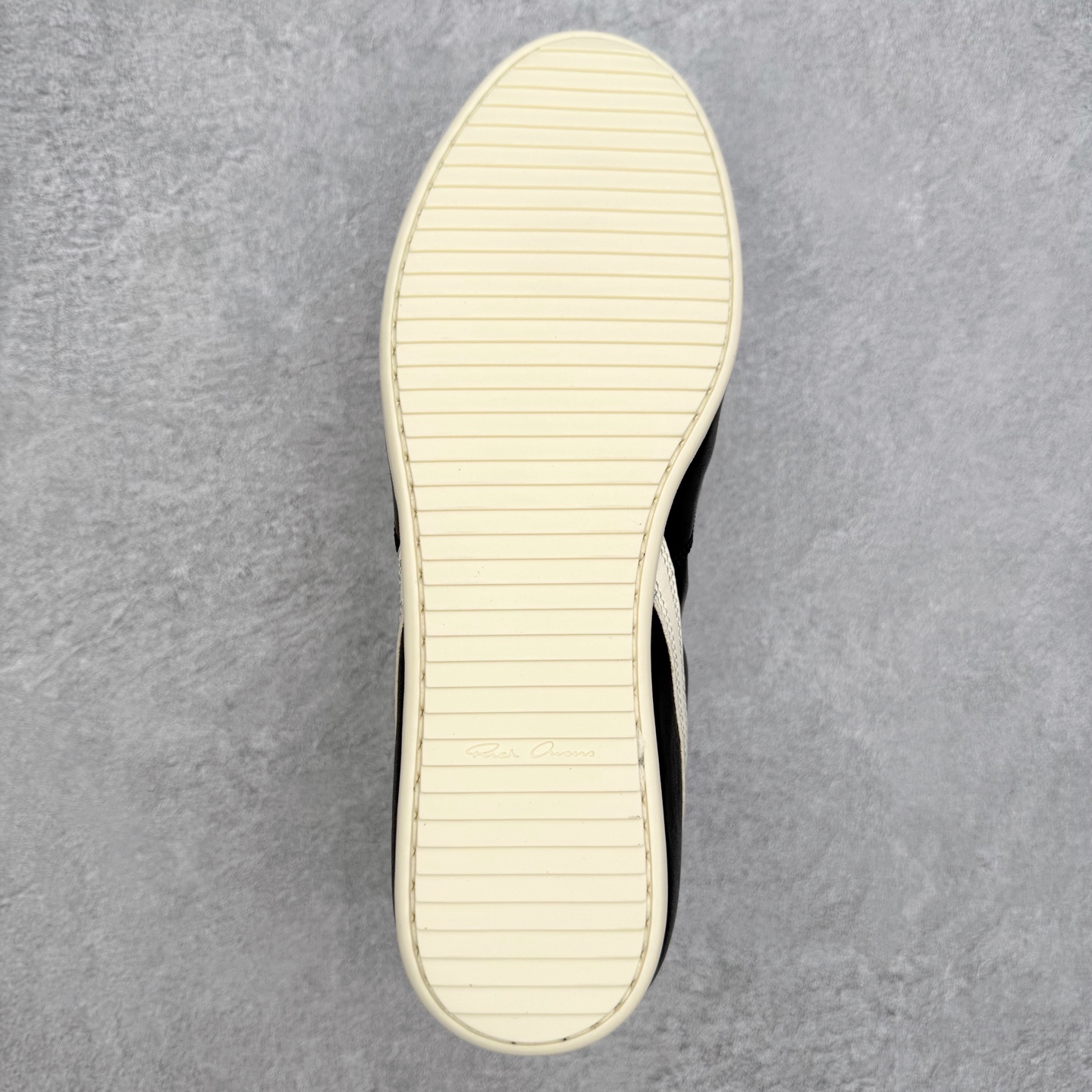 图片[9]-＃GD广顶 RICK OWENS/RO Minimal Sneak 瑞克欧文斯小牛绒面革 圆头系带低帮生活休闲鞋 在纸样剪裁学校学习了两年之后，来自加利福尼亚南部的 RickOwens 开启了自己的设计生涯，他的修身皮夹克和做日针织衫在这些社区备受推崇。2001年，Owens 将其品牌的生产转移到意大利，然后又迁至巴黎。在 Michele Lamy 的强势入驻下，他的系列设计融汇了野兽派设计的经典元素和苦行僧式的部落主义文化。不对称长袍、短裤和长裤、瘦长T恤和 Owens 的标志性 Geobasket 运动鞋，以及与 adidas 经常推出的合作系列，呈现出一种强烈的阳刚之气、未来主义、适于僧侣而又世俗的气质。尺码：39 40 41 42 43 44 45-选品中心