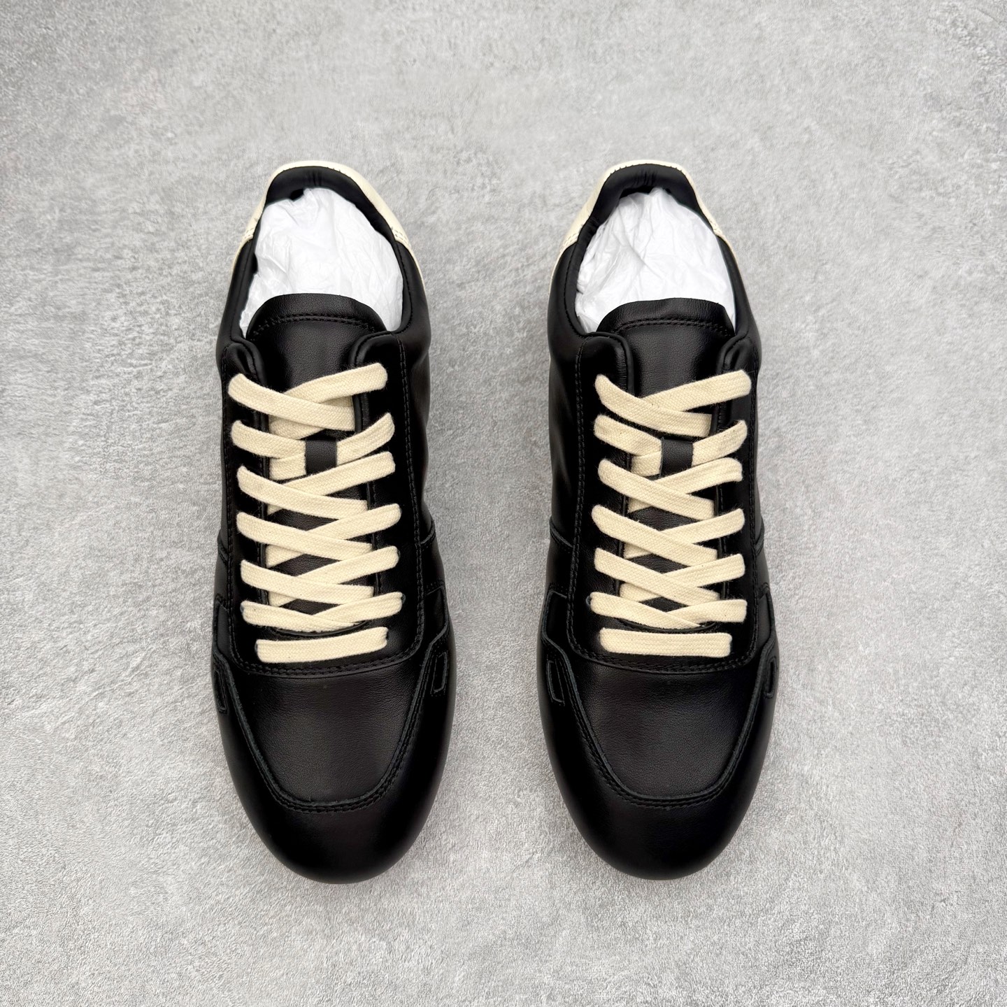 图片[2]-＃GD广顶 RICK OWENS/RO Minimal Sneak 瑞克欧文斯小牛绒面革 圆头系带低帮生活休闲鞋 在纸样剪裁学校学习了两年之后，来自加利福尼亚南部的 RickOwens 开启了自己的设计生涯，他的修身皮夹克和做日针织衫在这些社区备受推崇。2001年，Owens 将其品牌的生产转移到意大利，然后又迁至巴黎。在 Michele Lamy 的强势入驻下，他的系列设计融汇了野兽派设计的经典元素和苦行僧式的部落主义文化。不对称长袍、短裤和长裤、瘦长T恤和 Owens 的标志性 Geobasket 运动鞋，以及与 adidas 经常推出的合作系列，呈现出一种强烈的阳刚之气、未来主义、适于僧侣而又世俗的气质。尺码：39 40 41 42 43 44 45-选品中心