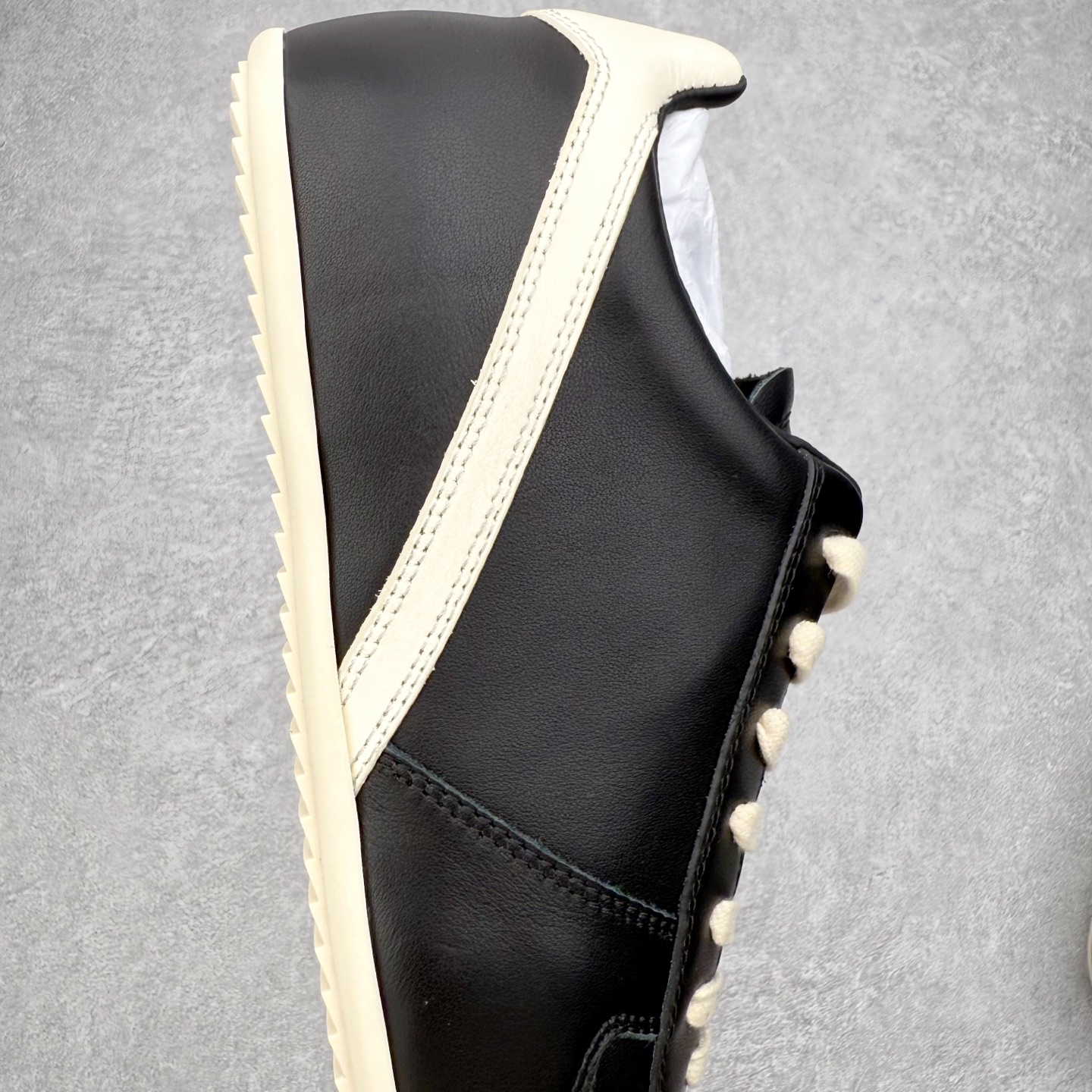 图片[6]-＃GD广顶 RICK OWENS/RO Minimal Sneak 瑞克欧文斯小牛绒面革 圆头系带低帮生活休闲鞋 在纸样剪裁学校学习了两年之后，来自加利福尼亚南部的 RickOwens 开启了自己的设计生涯，他的修身皮夹克和做日针织衫在这些社区备受推崇。2001年，Owens 将其品牌的生产转移到意大利，然后又迁至巴黎。在 Michele Lamy 的强势入驻下，他的系列设计融汇了野兽派设计的经典元素和苦行僧式的部落主义文化。不对称长袍、短裤和长裤、瘦长T恤和 Owens 的标志性 Geobasket 运动鞋，以及与 adidas 经常推出的合作系列，呈现出一种强烈的阳刚之气、未来主义、适于僧侣而又世俗的气质。尺码：39 40 41 42 43 44 45-选品中心