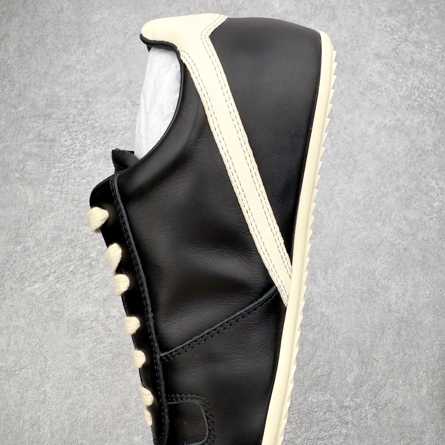 图片[7]-＃GD广顶 RICK OWENS/RO Minimal Sneak 瑞克欧文斯小牛绒面革 圆头系带低帮生活休闲鞋 在纸样剪裁学校学习了两年之后，来自加利福尼亚南部的 RickOwens 开启了自己的设计生涯，他的修身皮夹克和做日针织衫在这些社区备受推崇。2001年，Owens 将其品牌的生产转移到意大利，然后又迁至巴黎。在 Michele Lamy 的强势入驻下，他的系列设计融汇了野兽派设计的经典元素和苦行僧式的部落主义文化。不对称长袍、短裤和长裤、瘦长T恤和 Owens 的标志性 Geobasket 运动鞋，以及与 adidas 经常推出的合作系列，呈现出一种强烈的阳刚之气、未来主义、适于僧侣而又世俗的气质。尺码：39 40 41 42 43 44 45-选品中心