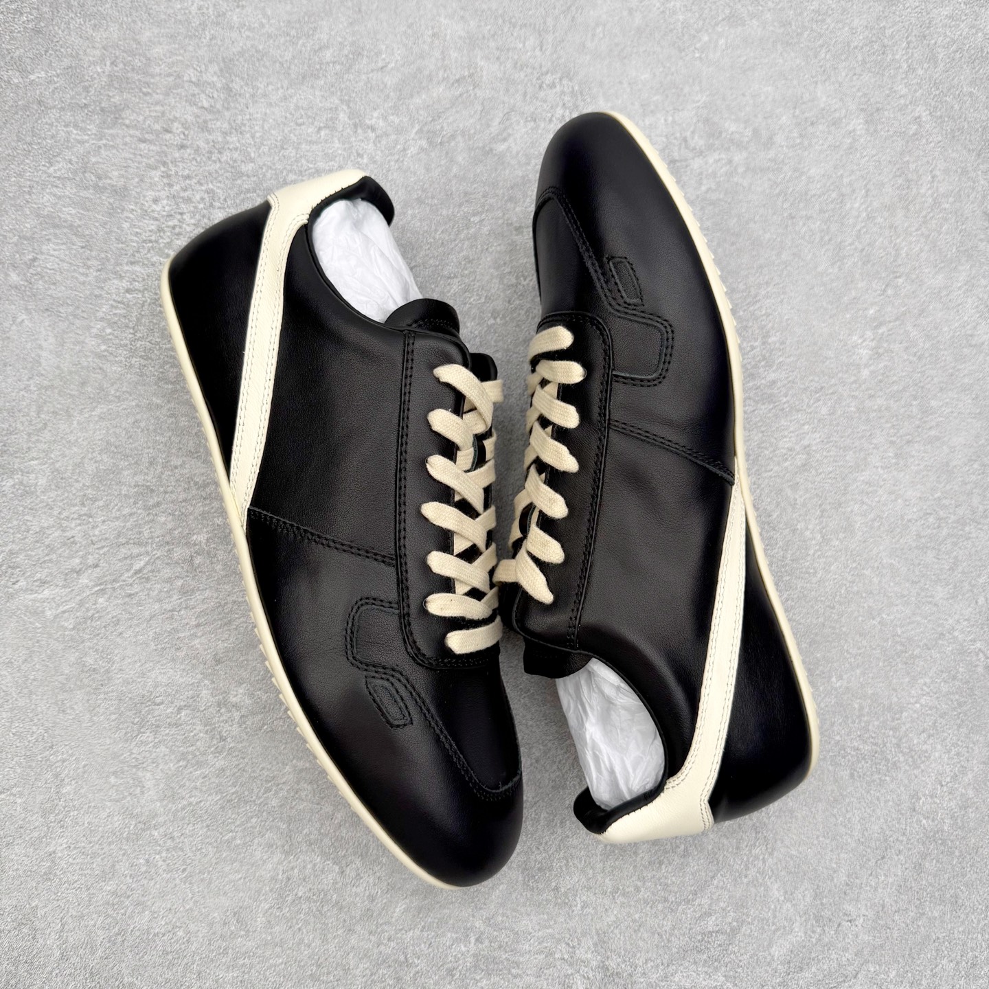 图片[3]-＃GD广顶 RICK OWENS/RO Minimal Sneak 瑞克欧文斯小牛绒面革 圆头系带低帮生活休闲鞋 在纸样剪裁学校学习了两年之后，来自加利福尼亚南部的 RickOwens 开启了自己的设计生涯，他的修身皮夹克和做日针织衫在这些社区备受推崇。2001年，Owens 将其品牌的生产转移到意大利，然后又迁至巴黎。在 Michele Lamy 的强势入驻下，他的系列设计融汇了野兽派设计的经典元素和苦行僧式的部落主义文化。不对称长袍、短裤和长裤、瘦长T恤和 Owens 的标志性 Geobasket 运动鞋，以及与 adidas 经常推出的合作系列，呈现出一种强烈的阳刚之气、未来主义、适于僧侣而又世俗的气质。尺码：39 40 41 42 43 44 45-选品中心