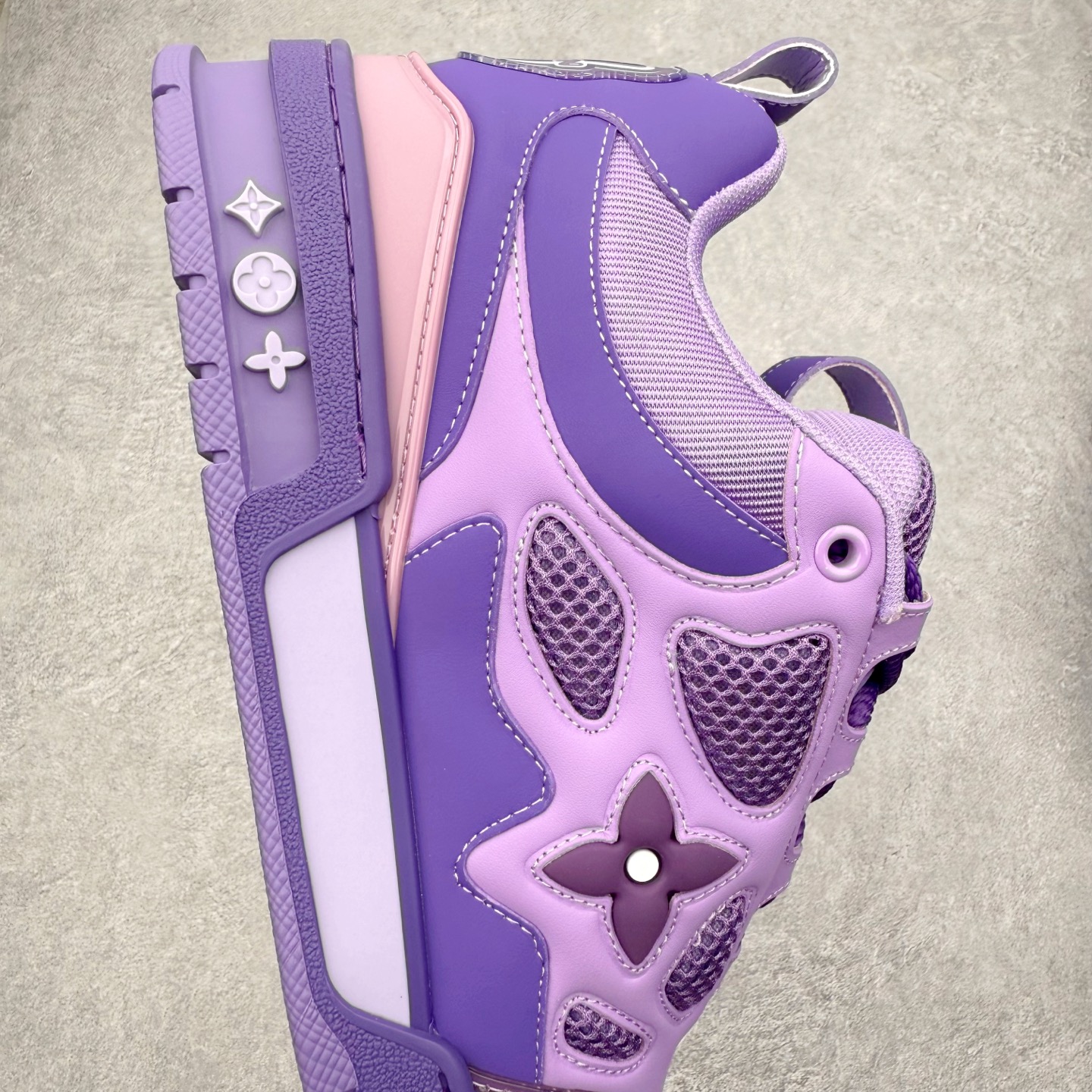 图片[6]-Louis Vuitton Trainer lv时装走秀运动鞋 完美鞋型超高的清洁度 零毛边线头瑕疵 全套原楦原纸版原鞋开模 全网最具灵魂的版型 正确原装黄色鞋盒 正确中底印花 鞋面印花3D高频深度立体 全鞋电脑针车 紧密相连 针距密度一致 环保乳胶注塑鞋垫 厚度脚感还原原版 皮面裁剪部位 统一油边封口工艺 原装橡胶大底含胶量大底组合零偏差 专柜全套包装 防尘袋 说明书 质保卡 男女鞋 尺码：35 36 37 38 39 40 41 42 43 44 45-选品中心