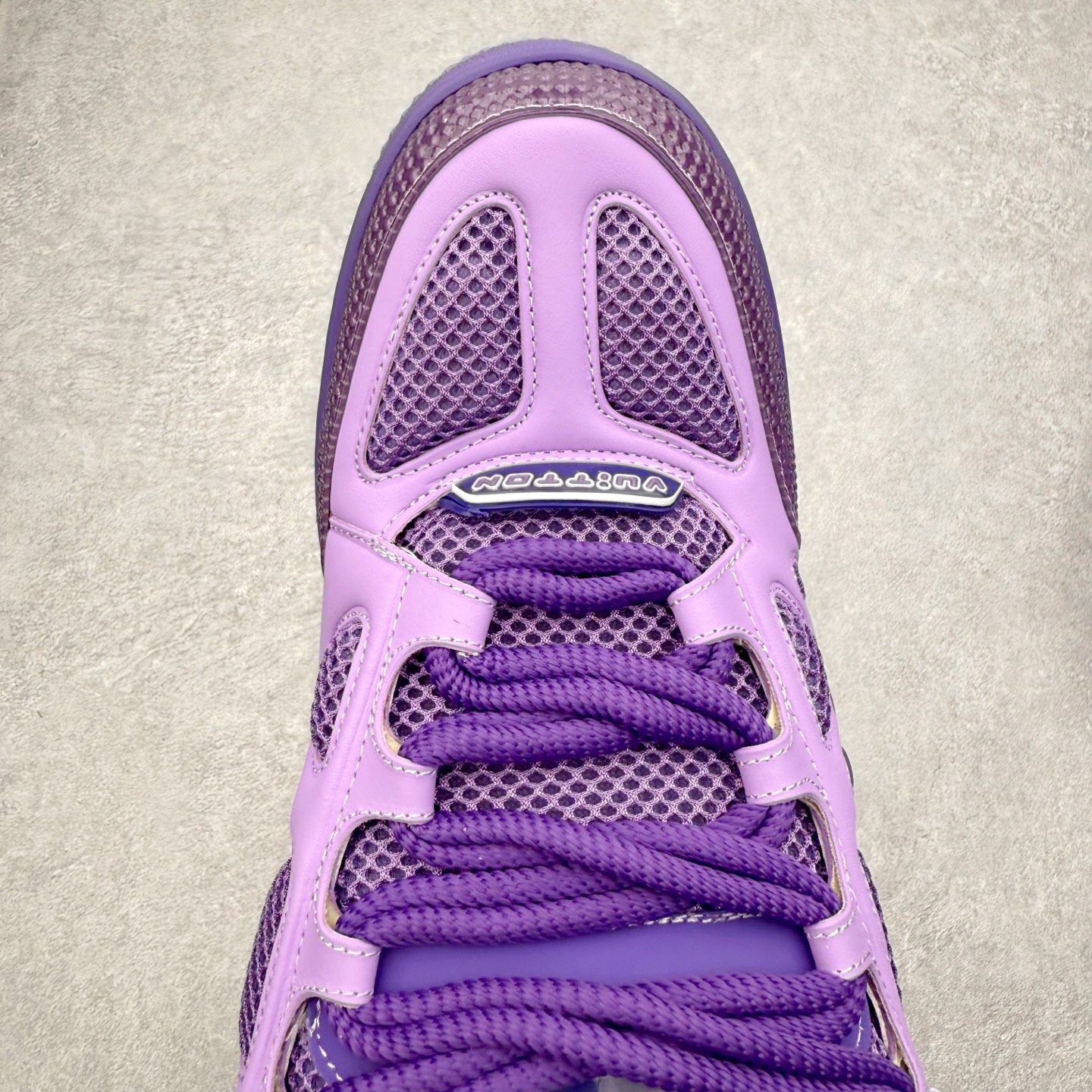 图片[4]-Louis Vuitton Trainer lv时装走秀运动鞋 完美鞋型超高的清洁度 零毛边线头瑕疵 全套原楦原纸版原鞋开模 全网最具灵魂的版型 正确原装黄色鞋盒 正确中底印花 鞋面印花3D高频深度立体 全鞋电脑针车 紧密相连 针距密度一致 环保乳胶注塑鞋垫 厚度脚感还原原版 皮面裁剪部位 统一油边封口工艺 原装橡胶大底含胶量大底组合零偏差 专柜全套包装 防尘袋 说明书 质保卡 男女鞋 尺码：35 36 37 38 39 40 41 42 43 44 45-选品中心