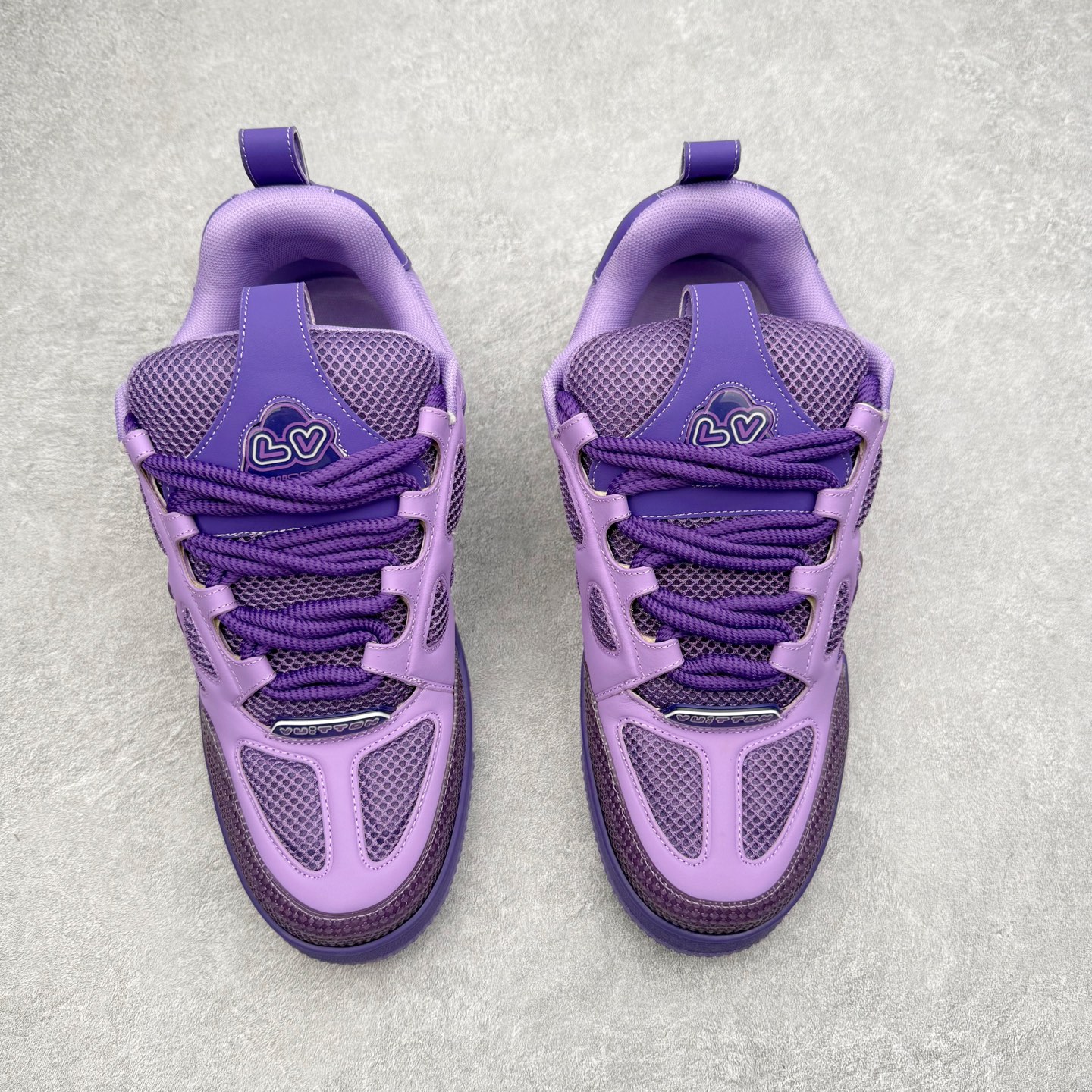 图片[2]-Louis Vuitton Trainer lv时装走秀运动鞋 完美鞋型超高的清洁度 零毛边线头瑕疵 全套原楦原纸版原鞋开模 全网最具灵魂的版型 正确原装黄色鞋盒 正确中底印花 鞋面印花3D高频深度立体 全鞋电脑针车 紧密相连 针距密度一致 环保乳胶注塑鞋垫 厚度脚感还原原版 皮面裁剪部位 统一油边封口工艺 原装橡胶大底含胶量大底组合零偏差 专柜全套包装 防尘袋 说明书 质保卡 男女鞋 尺码：35 36 37 38 39 40 41 42 43 44 45-选品中心