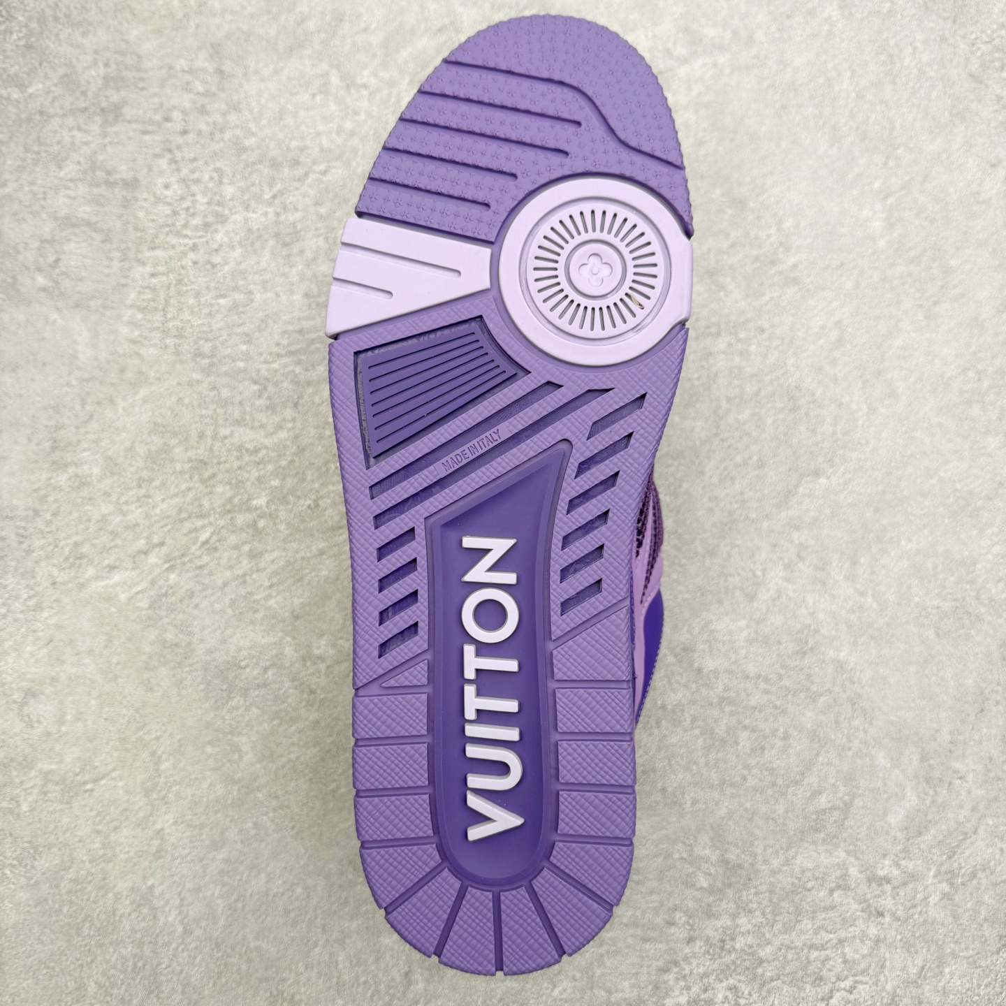 图片[9]-Louis Vuitton Trainer lv时装走秀运动鞋 完美鞋型超高的清洁度 零毛边线头瑕疵 全套原楦原纸版原鞋开模 全网最具灵魂的版型 正确原装黄色鞋盒 正确中底印花 鞋面印花3D高频深度立体 全鞋电脑针车 紧密相连 针距密度一致 环保乳胶注塑鞋垫 厚度脚感还原原版 皮面裁剪部位 统一油边封口工艺 原装橡胶大底含胶量大底组合零偏差 专柜全套包装 防尘袋 说明书 质保卡 男女鞋 尺码：35 36 37 38 39 40 41 42 43 44 45-选品中心