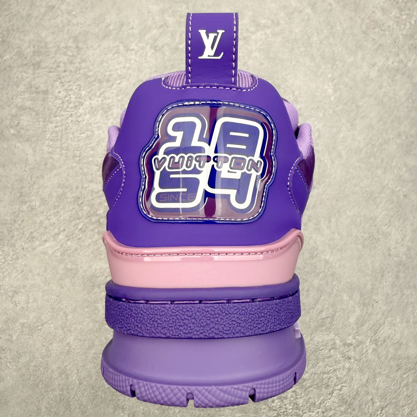 图片[8]-Louis Vuitton Trainer lv时装走秀运动鞋 完美鞋型超高的清洁度 零毛边线头瑕疵 全套原楦原纸版原鞋开模 全网最具灵魂的版型 正确原装黄色鞋盒 正确中底印花 鞋面印花3D高频深度立体 全鞋电脑针车 紧密相连 针距密度一致 环保乳胶注塑鞋垫 厚度脚感还原原版 皮面裁剪部位 统一油边封口工艺 原装橡胶大底含胶量大底组合零偏差 专柜全套包装 防尘袋 说明书 质保卡 男女鞋 尺码：35 36 37 38 39 40 41 42 43 44 45-选品中心