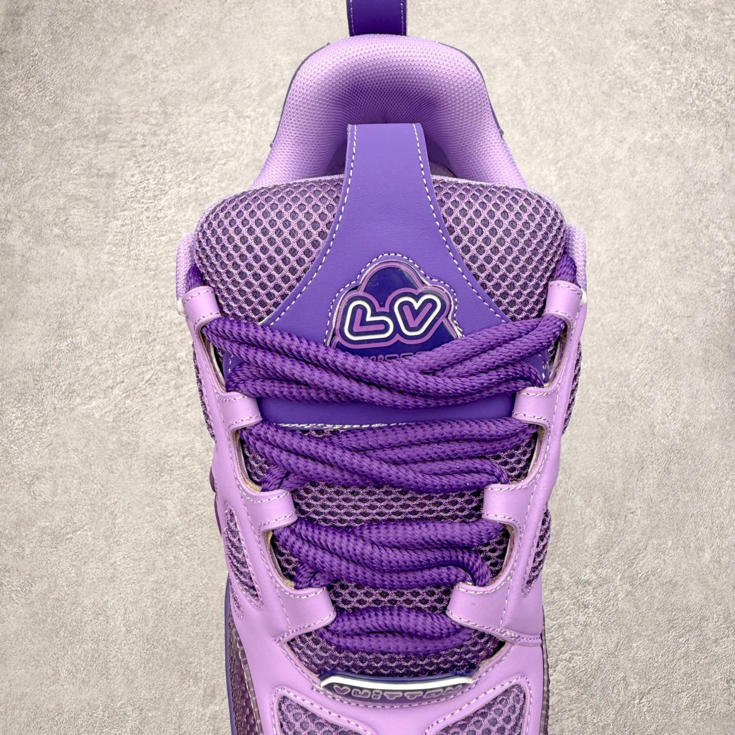 图片[5]-Louis Vuitton Trainer lv时装走秀运动鞋 完美鞋型超高的清洁度 零毛边线头瑕疵 全套原楦原纸版原鞋开模 全网最具灵魂的版型 正确原装黄色鞋盒 正确中底印花 鞋面印花3D高频深度立体 全鞋电脑针车 紧密相连 针距密度一致 环保乳胶注塑鞋垫 厚度脚感还原原版 皮面裁剪部位 统一油边封口工艺 原装橡胶大底含胶量大底组合零偏差 专柜全套包装 防尘袋 说明书 质保卡 男女鞋 尺码：35 36 37 38 39 40 41 42 43 44 45-选品中心