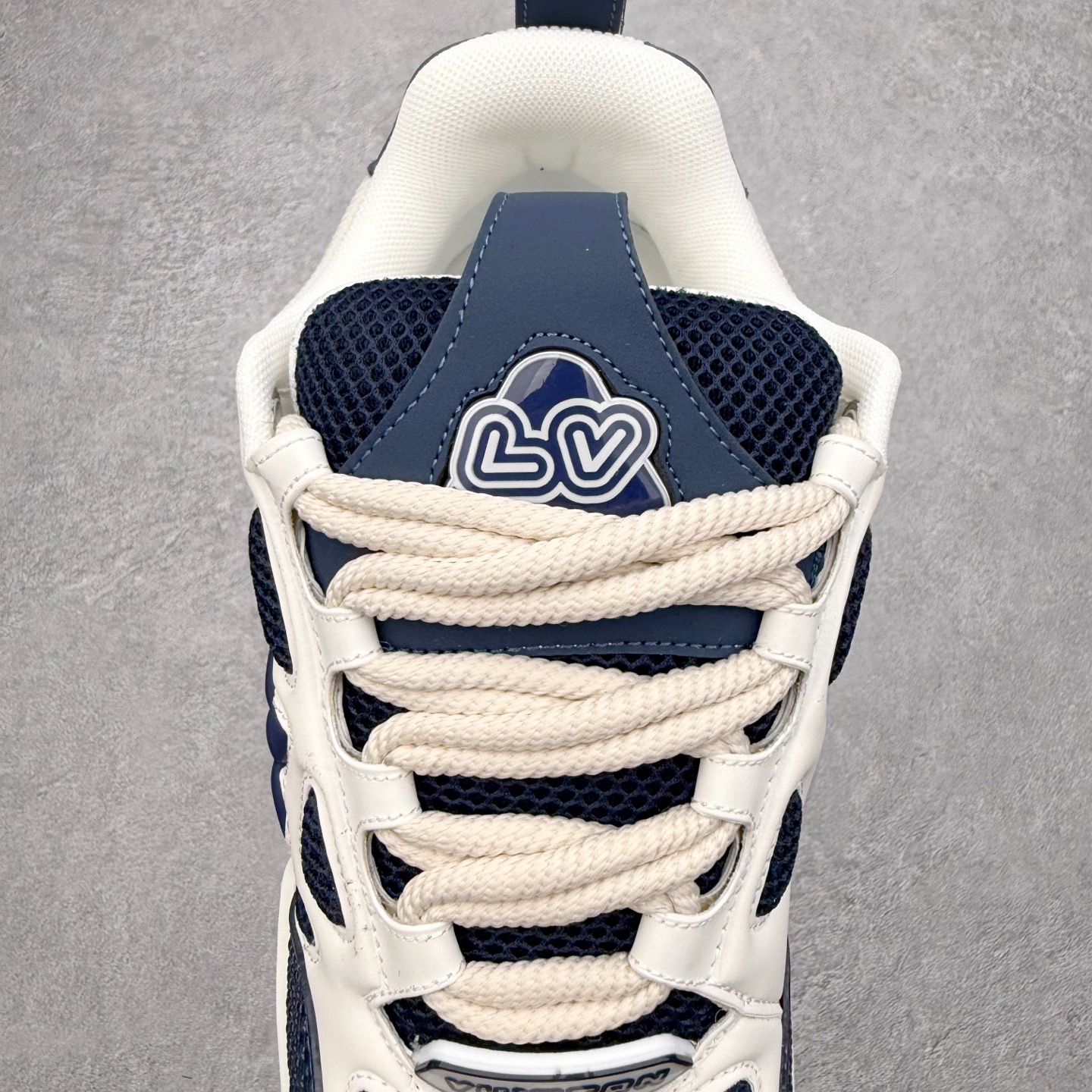 图片[5]-Louis Vuitton Trainer lv时装走秀运动鞋 完美鞋型超高的清洁度 零毛边线头瑕疵 全套原楦原纸版原鞋开模 全网最具灵魂的版型 正确原装黄色鞋盒 正确中底印花 鞋面印花3D高频深度立体 全鞋电脑针车 紧密相连 针距密度一致 环保乳胶注塑鞋垫 厚度脚感还原原版 皮面裁剪部位 统一油边封口工艺 原装橡胶大底含胶量大底组合零偏差 专柜全套包装 防尘袋 说明书 质保卡 男女鞋 尺码：35 36 37 38 39 40 41 42 43 44 45-选品中心