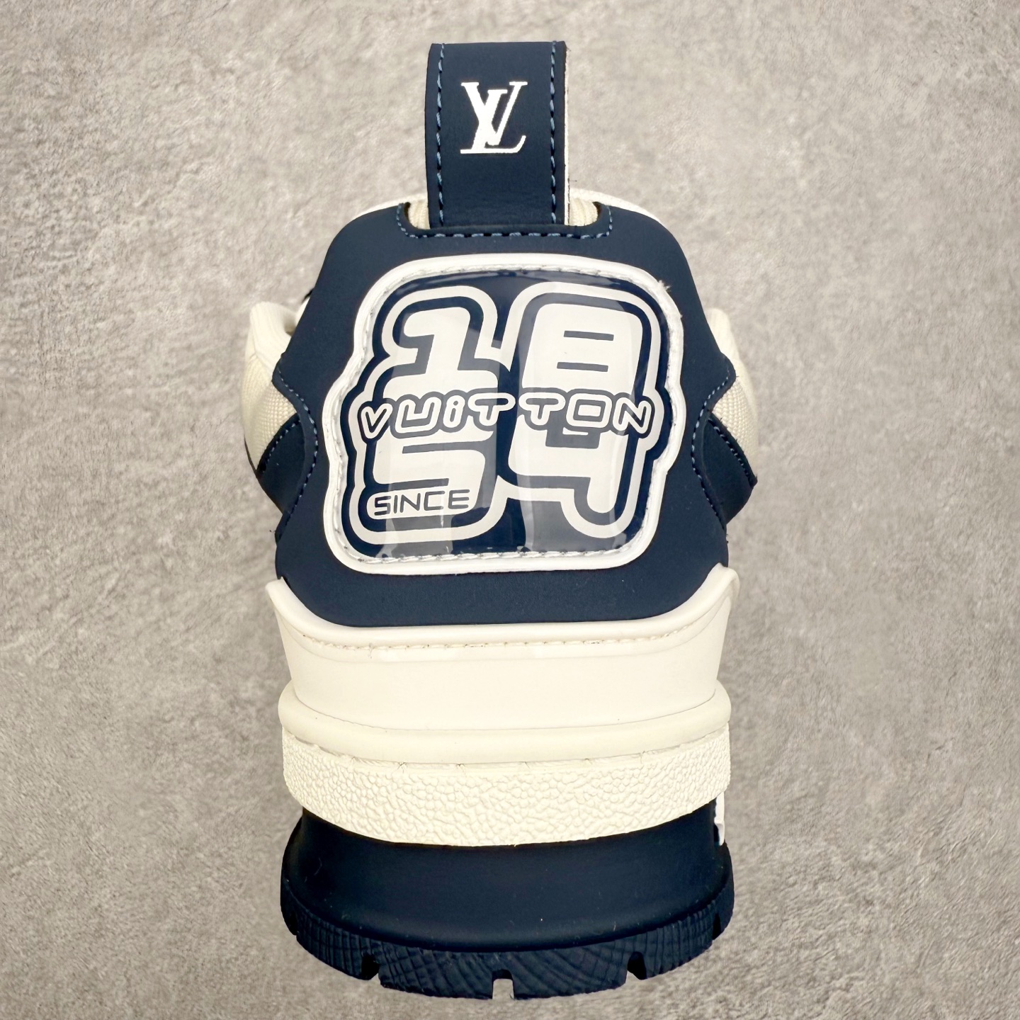 图片[8]-Louis Vuitton Trainer lv时装走秀运动鞋 完美鞋型超高的清洁度 零毛边线头瑕疵 全套原楦原纸版原鞋开模 全网最具灵魂的版型 正确原装黄色鞋盒 正确中底印花 鞋面印花3D高频深度立体 全鞋电脑针车 紧密相连 针距密度一致 环保乳胶注塑鞋垫 厚度脚感还原原版 皮面裁剪部位 统一油边封口工艺 原装橡胶大底含胶量大底组合零偏差 专柜全套包装 防尘袋 说明书 质保卡 男女鞋 尺码：35 36 37 38 39 40 41 42 43 44 45-选品中心