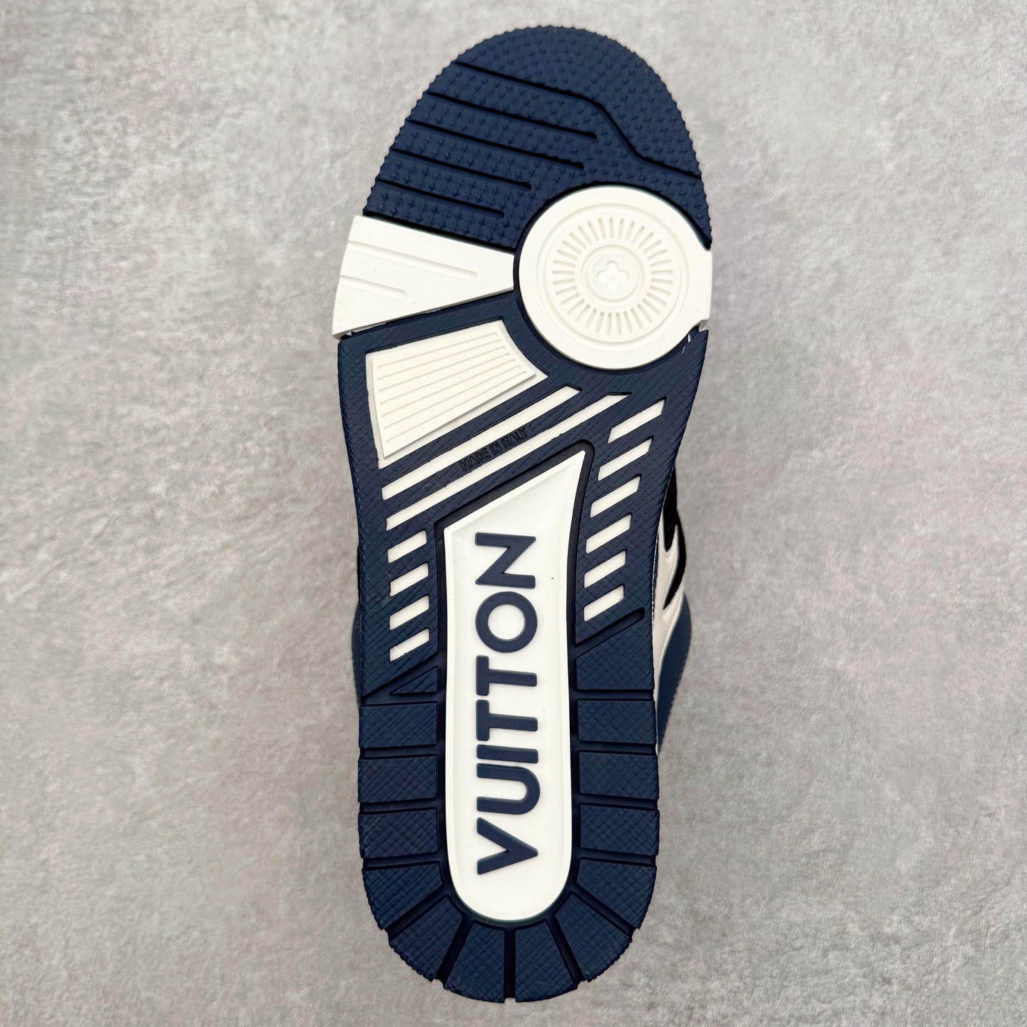 图片[9]-Louis Vuitton Trainer lv时装走秀运动鞋 完美鞋型超高的清洁度 零毛边线头瑕疵 全套原楦原纸版原鞋开模 全网最具灵魂的版型 正确原装黄色鞋盒 正确中底印花 鞋面印花3D高频深度立体 全鞋电脑针车 紧密相连 针距密度一致 环保乳胶注塑鞋垫 厚度脚感还原原版 皮面裁剪部位 统一油边封口工艺 原装橡胶大底含胶量大底组合零偏差 专柜全套包装 防尘袋 说明书 质保卡 男女鞋 尺码：35 36 37 38 39 40 41 42 43 44 45-选品中心