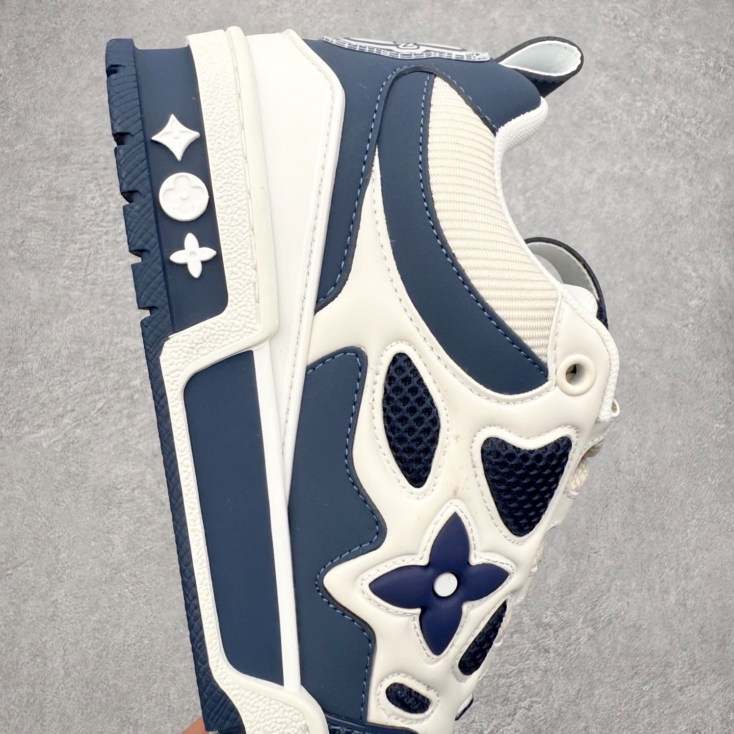 图片[6]-Louis Vuitton Trainer lv时装走秀运动鞋 完美鞋型超高的清洁度 零毛边线头瑕疵 全套原楦原纸版原鞋开模 全网最具灵魂的版型 正确原装黄色鞋盒 正确中底印花 鞋面印花3D高频深度立体 全鞋电脑针车 紧密相连 针距密度一致 环保乳胶注塑鞋垫 厚度脚感还原原版 皮面裁剪部位 统一油边封口工艺 原装橡胶大底含胶量大底组合零偏差 专柜全套包装 防尘袋 说明书 质保卡 男女鞋 尺码：35 36 37 38 39 40 41 42 43 44 45-选品中心