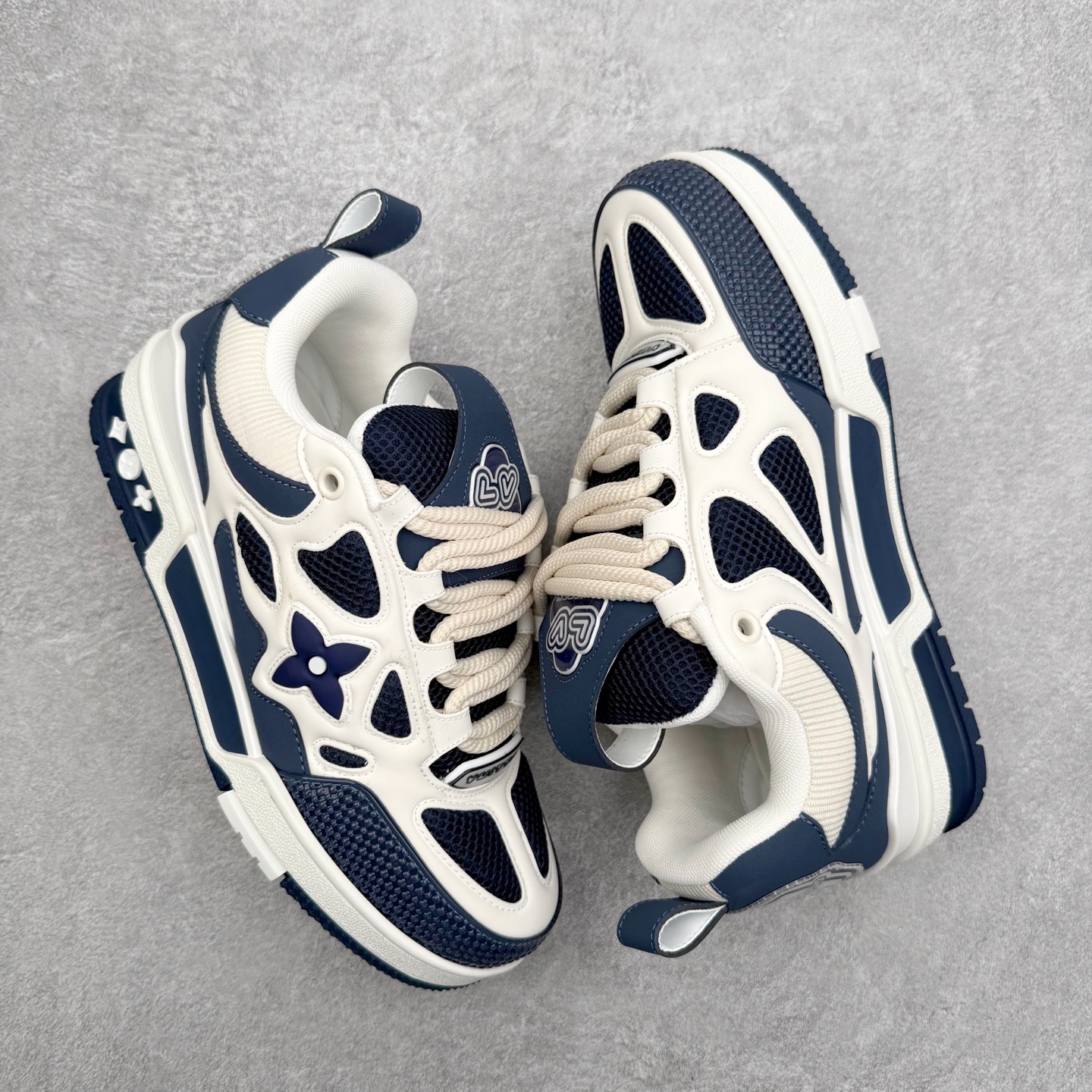 图片[3]-Louis Vuitton Trainer lv时装走秀运动鞋 完美鞋型超高的清洁度 零毛边线头瑕疵 全套原楦原纸版原鞋开模 全网最具灵魂的版型 正确原装黄色鞋盒 正确中底印花 鞋面印花3D高频深度立体 全鞋电脑针车 紧密相连 针距密度一致 环保乳胶注塑鞋垫 厚度脚感还原原版 皮面裁剪部位 统一油边封口工艺 原装橡胶大底含胶量大底组合零偏差 专柜全套包装 防尘袋 说明书 质保卡 男女鞋 尺码：35 36 37 38 39 40 41 42 43 44 45-选品中心