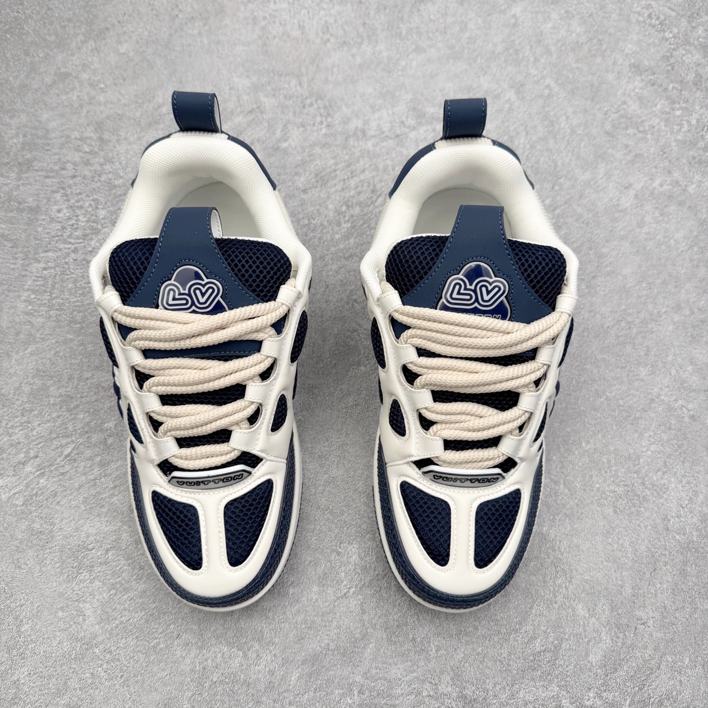 图片[2]-Louis Vuitton Trainer lv时装走秀运动鞋 完美鞋型超高的清洁度 零毛边线头瑕疵 全套原楦原纸版原鞋开模 全网最具灵魂的版型 正确原装黄色鞋盒 正确中底印花 鞋面印花3D高频深度立体 全鞋电脑针车 紧密相连 针距密度一致 环保乳胶注塑鞋垫 厚度脚感还原原版 皮面裁剪部位 统一油边封口工艺 原装橡胶大底含胶量大底组合零偏差 专柜全套包装 防尘袋 说明书 质保卡 男女鞋 尺码：35 36 37 38 39 40 41 42 43 44 45-选品中心