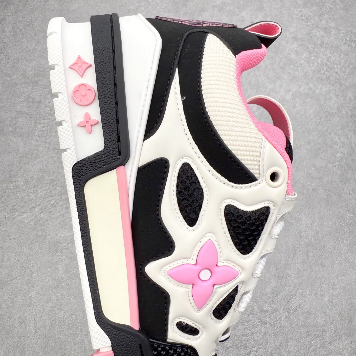 图片[6]-Louis Vuitton Trainer lv时装走秀运动鞋 完美鞋型超高的清洁度 零毛边线头瑕疵 全套原楦原纸版原鞋开模 全网最具灵魂的版型 正确原装黄色鞋盒 正确中底印花 鞋面印花3D高频深度立体 全鞋电脑针车 紧密相连 针距密度一致 环保乳胶注塑鞋垫 厚度脚感还原原版 皮面裁剪部位 统一油边封口工艺 原装橡胶大底含胶量大底组合零偏差 专柜全套包装 防尘袋 说明书 质保卡 男女鞋 尺码：35 36 37 38 39 40 41 42 43 44 45-选品中心